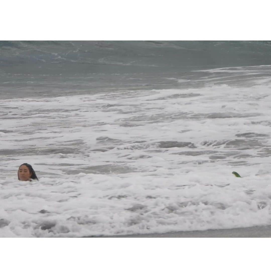 川合美乃里さんのインスタグラム写真 - (川合美乃里Instagram)「朝乗りたかった波乗れて嬉しかった 😭✨❤️‍🔥 やっと乗れた一本😰 午後はショアブレイクやばすぎて 鼻に砂入って口からその砂が出てきてびっくりしてるのが最後の顔😂」10月15日 19時24分 - minorikawai