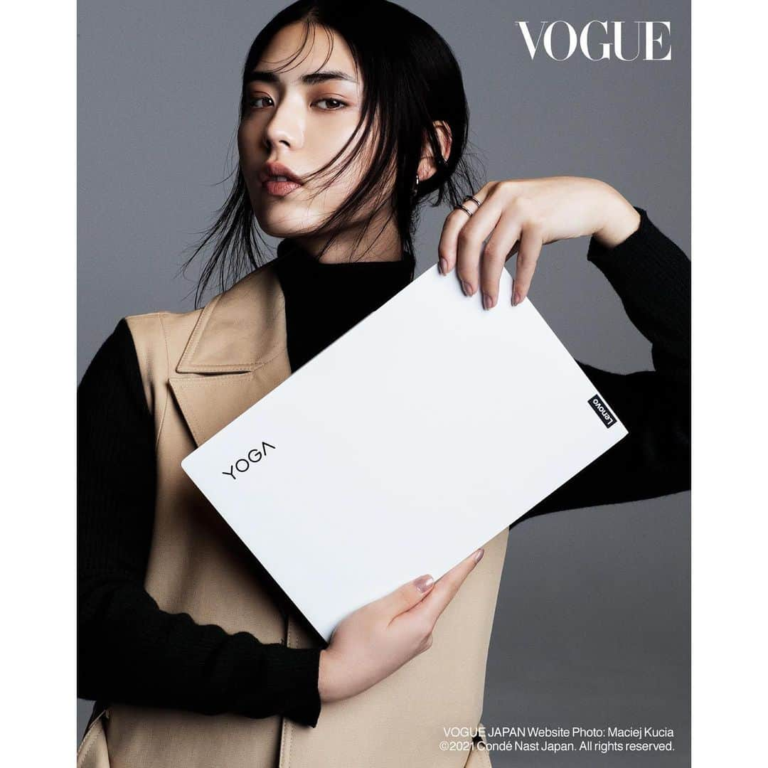 耕万理子のインスタグラム：「VOGUE.com ✖️ Lenovo 井出上漠さんとっても素敵な方でした〜😊✨  makeup by me💄  @voguejapan   https://www.vogue.co.jp/special-feature/2021-09/29/lenovo  Model：Baku Idegami PHOTOGRAPHER: Maciej Kucia STYLIST: Erina Ohama HAIR:Takayuki Shibata 　　　　  MAKEUP: Mariko Tagayashi  EDITOR: Junko Hirose   #vogue #lenovo #yoga #makeup #mua #makeupartist」