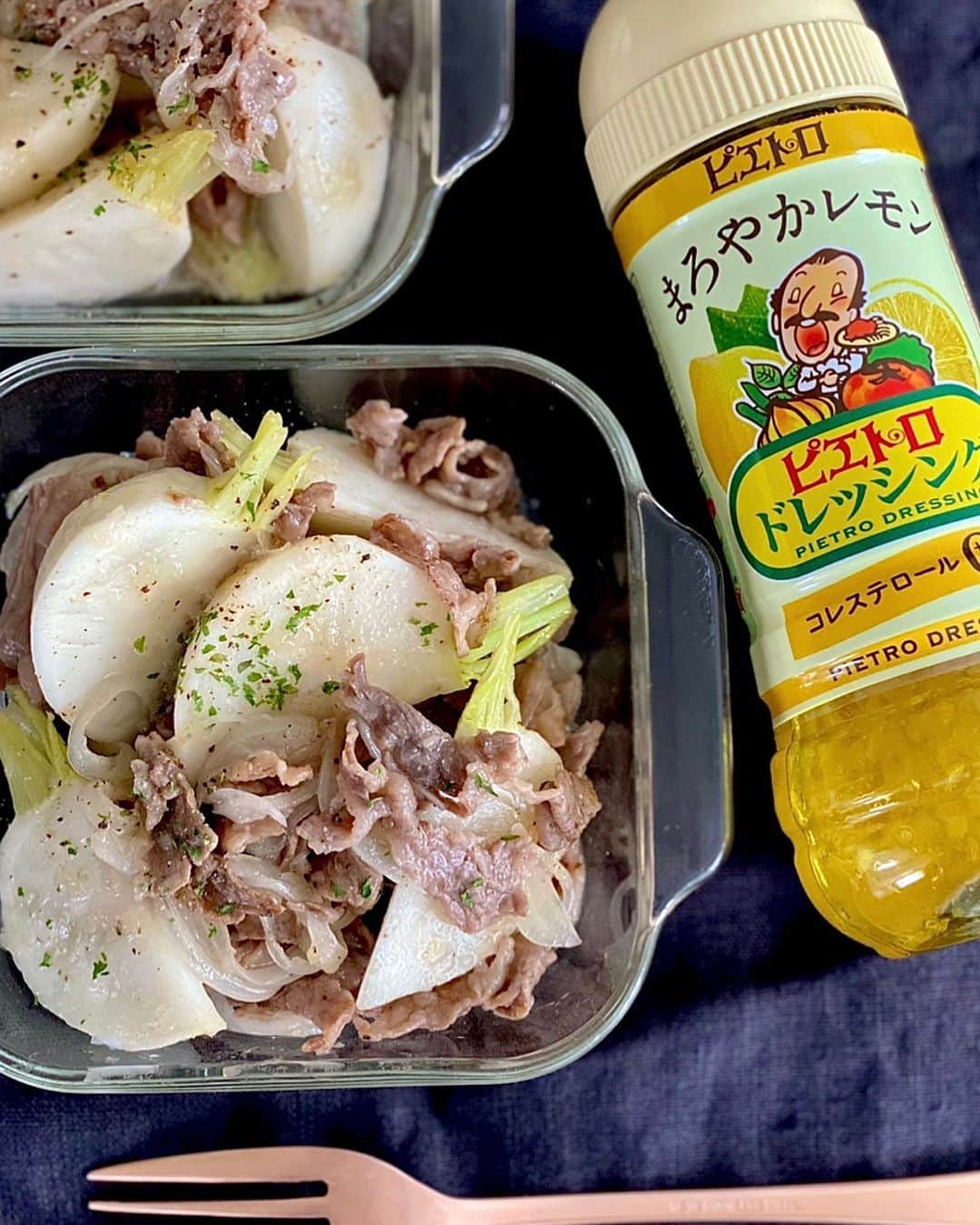 ちおりのインスタグラム：「⁑ 今日のレシピ✍️ 【手軽にデリ風おかず】 ⁡ ━︎━︎━︎━︎━︎━︎━︎━︎━︎ かぶと牛肉のマリネ ━︎━︎━︎━︎━︎━︎━︎━︎━︎ ⁡ こんばんは(^ ^) ⁡ 今日はピエトロドレッシングで具材を和えて完成の 本格マリネサラダ🥗 ⁡ 味付けは『ピエトロまろやかレモン🍋』におまかせで簡単にデリ風おかずが出来上がります。 @pietro_19801209  ⁡ レモンの爽やかな香りにドレッシングの旨みがギュっと詰まったカブはとってもジューシー。 ひと口食べたらジュワッと広がります✨ ⁡ ドレッシングと牛肉の風味が 時間が経つにつれてじわじわ染みて味が馴染むので作り置きにもピッタリですよ。 ⁡ 個人的には作った翌日がいちばん好きです(^ ^) 毎年大晦日にマリネを数種類つくるんですが 今年はこれ大量に作ろうと思っています💪 ⁡ とっても美味しいのでぜひお試しください。 ⁡ ⁡ ーーーーーーーーーーーーーーーーーーーーーー ⁡ ✍︎ ✍︎recipe ✍︎ ✍︎ ⁡ 👩‍🌾【材料】2人分 •かぶの実　　2個（約250g） •牛切り落とし肉　100g •玉ねぎ　　1/4個分 •ピエトロまろやかレモン　大さじ5 •塩、コショウ　各適量 •好みでパセリ　適量 ⁡ ⁡ 👩‍🍳【作り方】 1️⃣玉ねぎはスライサーで薄切りしてボウルに入れ、塩小さじ1/4（分量外）をもみ込み5分たったらサッと水洗いし水気を絞る。 かぶは、葉の部分を少し残して切り落とし、皮をむいて縦8等分にきる。耐熱容器に入れてふんわりラップをかけ、レンジ600wで3分30秒加熱する。 ⁡ 2️⃣別のボウルによく振ったピエトロまろやかレモンを入れ1️⃣のかぶを熱いうちに加えて和える。さらに玉ねぎを加えて混ぜ合わせる。 ⁡ 3️⃣フライパンに油をひかずに牛切り落とし肉を入れて中火で炒め、塩コショウを振る。（焦げつきそうであれば少量のオリーブオイルを加えてください） ⁡ 4️⃣、3️⃣を2️⃣に入れて混ぜ合わせる。 粗熱がとれたら冷蔵庫で1時間ほど冷やす。 器に盛り、好みでパセリを散らしていただく。 ⁡ ⁡ ⁡ 📝【POINT】 •かぶの実はレンジから取り出してまだ固いようなら加熱時間を増やしてください。 ⁡ •加熱した具材は熱いうちにマリネし、そのまま冷ますことで味をしっかり含ませます。 ⁡ •ピエトロまろやかレモンはお好みで量を増やしてください。 ⁡ •作り置きする際の日持ちは作った翌日から数えて2〜3日目までです。（冷蔵保存） ⁡ ⁡ ーーーーーーーーーーーーーーーーーーーーーーーー ⁡ 今、Nadiaではピエトロおすすめ商品5点セットが抽選で当たるプレゼントクイズを実施中です。 詳しくはNadiaアプリ内のお知らせ🔔より ご覧ください😊 ⁡ ーーーーーーーーーーーーーーーーーーーーーーーー ⁑ ⁑ ⁑ ⁑ ⁑ ⁑ ⁑ ⁑ ⁑  #ピエトロタイアップ #ピエトロキャンパス #ピエトロ #Nadiaレシピ #Nadiaartist #おうちごはん #いえごはん #フーディーテーブル #時短レシピ #おうちごはんLover  #手作りごはん #マリネ #マリネサラダ #サラダレシピ #おつまみレシピ #簡単レシピ #時短料理 #レシピ #料理記録 #簡単ごはん #節約レシピ #ワインに合う #家のみ #かぶ #牛肉レシピ #ドレッシング」