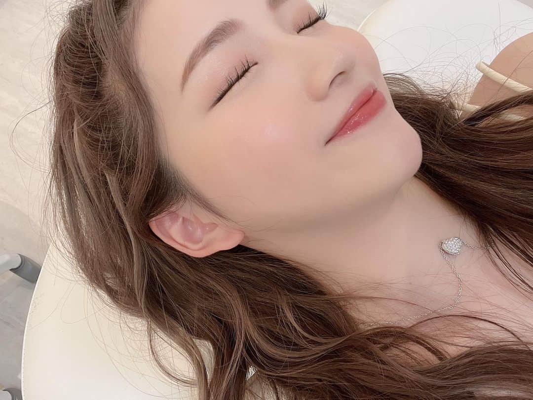 南りほのインスタグラム：「久々の自撮りかも🤍 髪の毛また暗くするので明るいの見納め🙋🏼‍♀️🤍 今日もみんな一日頑張ろ〜ね🍫」