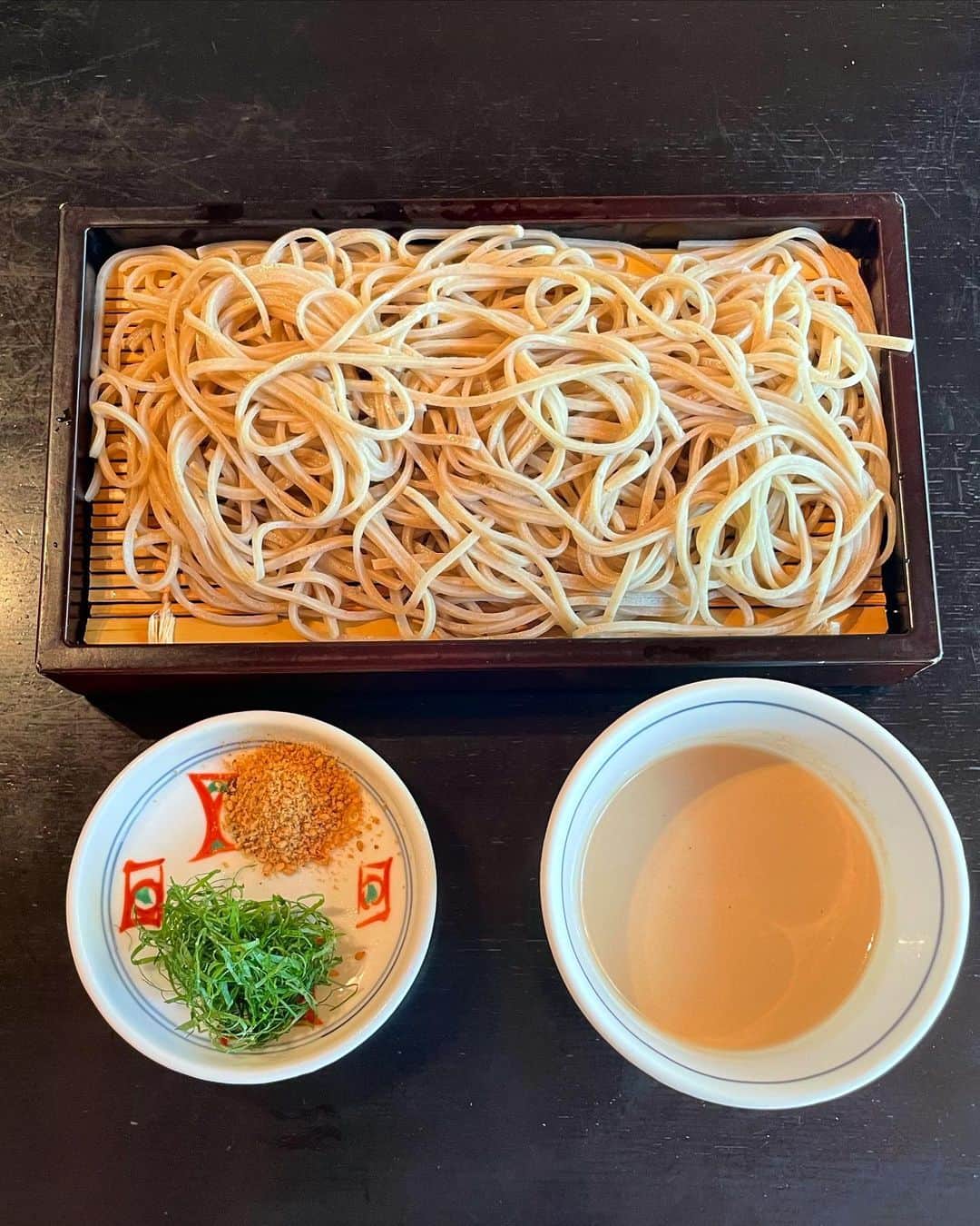 田中美里さんのインスタグラム写真 - (田中美里Instagram)「最近、写真撮ってないなぁ。  なので、、、 友人が撮ってくれたいつかの写真を。 （東京カレンダー風だそう）  初めて行った原宿にあるお蕎麦屋さん 「鎌倉　松原庵　欅」  とっても素敵な空間でほどよく距離もとれて、友人と行っても楽しいけど、静かで1人でもゆっくりできそうで、また行きたい！と思ったら10月10日でお店が入っている原宿クエストがくなってしまったそうで、、、。  とっても残念。 鎌倉の本店にも行ってみたいな。  #鎌倉松原庵欅 #原宿クエスト4f  #くるみだれせいろ #お蕎麦 #美味しい  #いつかの私」10月15日 11時27分 - misatotanaka77