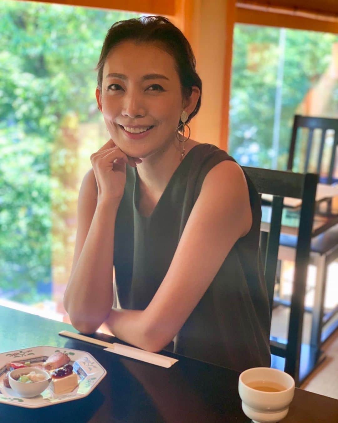 田中美里さんのインスタグラム写真 - (田中美里Instagram)「最近、写真撮ってないなぁ。  なので、、、 友人が撮ってくれたいつかの写真を。 （東京カレンダー風だそう）  初めて行った原宿にあるお蕎麦屋さん 「鎌倉　松原庵　欅」  とっても素敵な空間でほどよく距離もとれて、友人と行っても楽しいけど、静かで1人でもゆっくりできそうで、また行きたい！と思ったら10月10日でお店が入っている原宿クエストがくなってしまったそうで、、、。  とっても残念。 鎌倉の本店にも行ってみたいな。  #鎌倉松原庵欅 #原宿クエスト4f  #くるみだれせいろ #お蕎麦 #美味しい  #いつかの私」10月15日 11時27分 - misatotanaka77