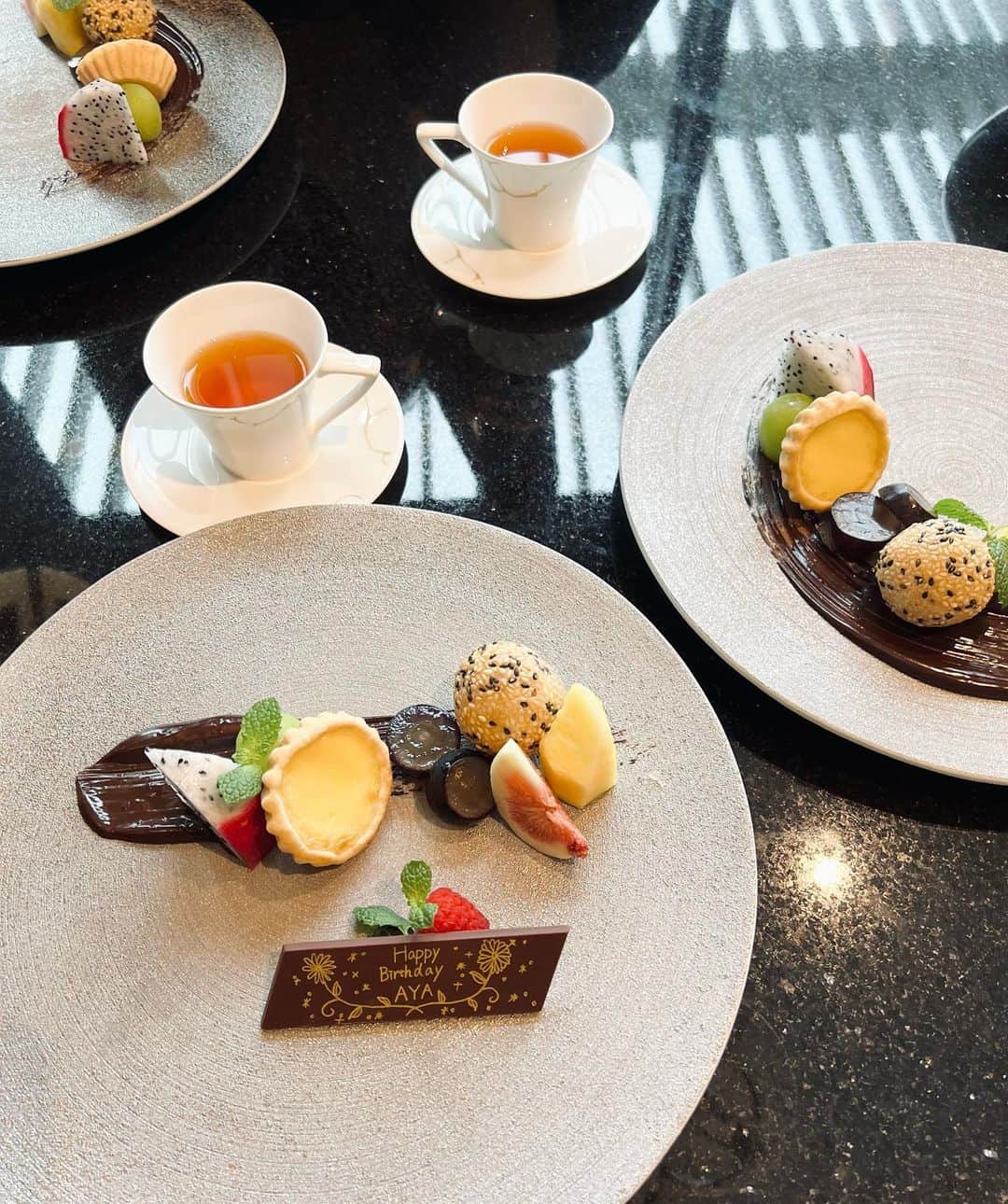 のインスタグラム：「この前のlunch🍴🍰☕️ 子供を預けてゆっくりlunch は中々出来ないから幸せすぎた❤️  ご飯中美容トークが止まらなくて 楽しすぎたなぁ！🤣 この2人といると美意識高まるっっ💄 お祝いもありがとうっ😭🎂 こうやって大人になっても集まれる って本間に嬉しいい！💕 #幼馴染 #地元  #女子会 #大人になったね  #美容オタク #美容好き」