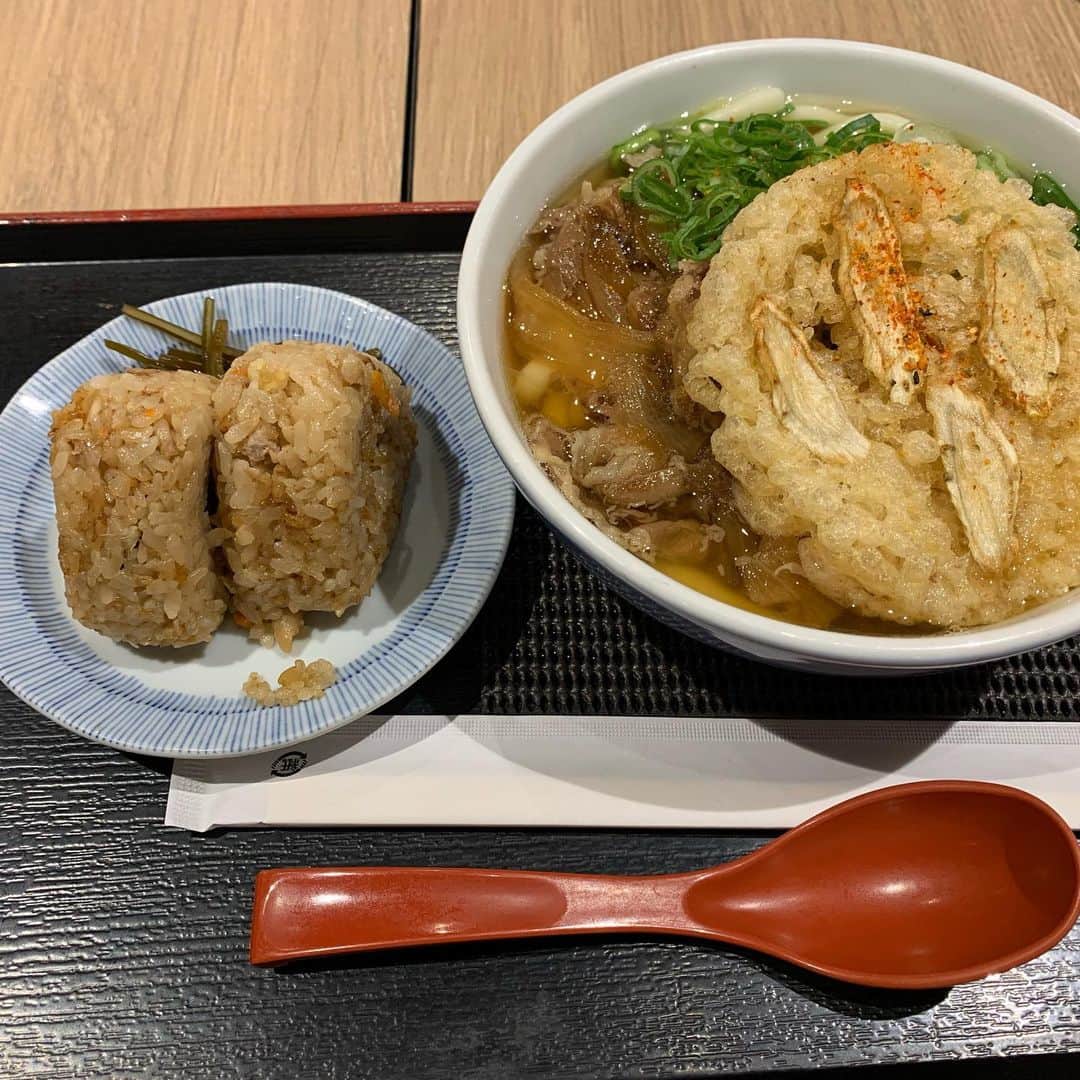内山信二のインスタグラム：「空港で因幡うどん‼️  肉ごぼう天うどん  かしわおにぎり  うま山〜の完食でございます😆」
