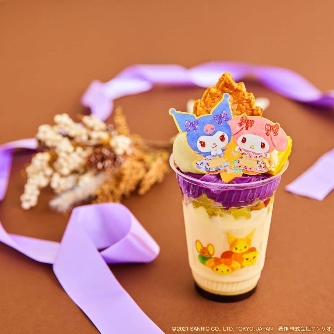 Sanrio Purolandさんのインスタグラム写真 - (Sanrio PurolandInstagram)「୨୧ 今年の #ピューロハロウィン のテーマは「パンプキン」🎃 ここでしか食べられない秋のデザートはもう食べましたか？✨ - 💛 秋の収穫祭♡マイメロディ＆クロミのアラモード ▸︎▹︎かぼちゃに紫いもにさつまいもと   秋の味覚たっぷりの絶品パフェ♡  ピスタチオのマカロンと、サクサクのリーフパイを   くずしながら食べてね！ - 見るだけでお腹が空いちゃいますね！ そのほかにも、ピューロランドのキャラクターたちがモチーフになったデザートがたくさんあるので、ぜひチェックしてくださいね🦇✨ - #ピューロハロウィン #サンリオピューロランド #sanriopuroland #ピューロランド #ピューロジェニック #ピューロ #サンリオ #テーマパーク #サンリオ好き #ゆめかわいい #KAWAII #カフェタイム #カフェ活 #カフェ巡り #映えカフェ #インスタ探検隊 #デザートカップ #カップスイーツ #マイメロディ #マイメロ #クロミ #ピューロハロウィン2021 #ハロウィン2021 #ハロウィン #Halloween」10月15日 12時00分 - purolandjp