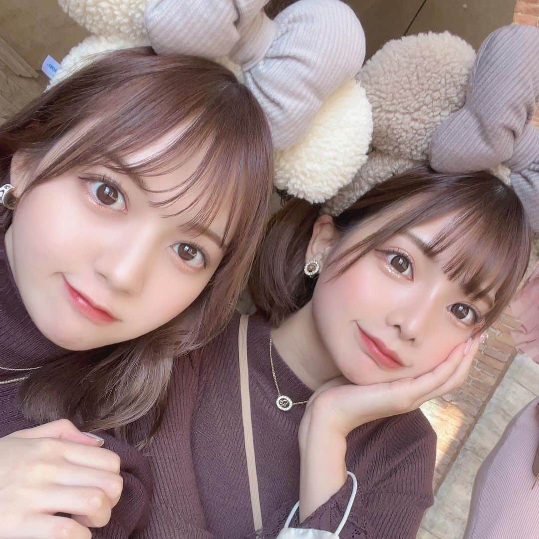 米倉みゆさんのインスタグラム写真 - (米倉みゆInstagram)「双子ちゃん🧸ྀི🖤 · · ディズニーの前に 眉ティントと、まつ毛パーマした～👀 ビューラー式じゃないまつ毛パーマだと全然パーマかかないけど今回は根元からちゃんと立ち上げて貰えたぞ😎 · 眉アートは遠い昔に眉毛の筋肉と顔の骨格的に断られて出来なかったので、眉ティントした🤓(消えてくやつ) 擦らなかったりオイルクレンジングとかしなければ結構もつらしいので、コスパ良いな～✨ メイク楽になった！ · · 同じお店でいっきにできるの時短でよかったです！また行こ～と💖 @hey.ju_jp_brow · ケラチントリートメントまつ毛パーマ＆アイブロウティント · · · #heyju #韓国美容 #まつ毛パーマ #四谷まつ毛パーマ #まつパ #眉毛サロン東京 #アイブロウメイク #アイブロウデザイニング #アイブロウデザイン #韓国眉毛 #美眉サロン #美容 #美容オタク #美容マニア #美容垢 #美容好きな人と繋がりたい #美容女子 #女子力 #女子力向上委員会 #女子力アップ #韓国眉 #かわいい💕 #かわいい女の子 #アイドル #モデル #美女 #美人 #ビジョビ #日本人 #beauty」10月15日 11時54分 - yone__miyu630