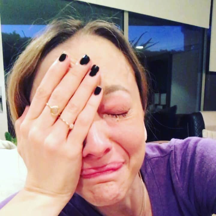 のインスタグラム：「Oct 2019. Two years ago I made it through my final round of chemo; this is a snippet of the video sent to my closest girl friends.   I didn’t know at the time that I would soon be “DONE done” (only 8 more months of treatment.) And I certainly couldn’t anticipate the terror, uncertainty and heartbreak that would follow in the weeks and months ahead. But that is a story for another time.  Life can present a lot of hard edges and free falls, I’ve certainly graced a few.   But I’m still here.   And whenever the ground falters below, I just return to that. I still get to be here.   One deep breath.   <3」