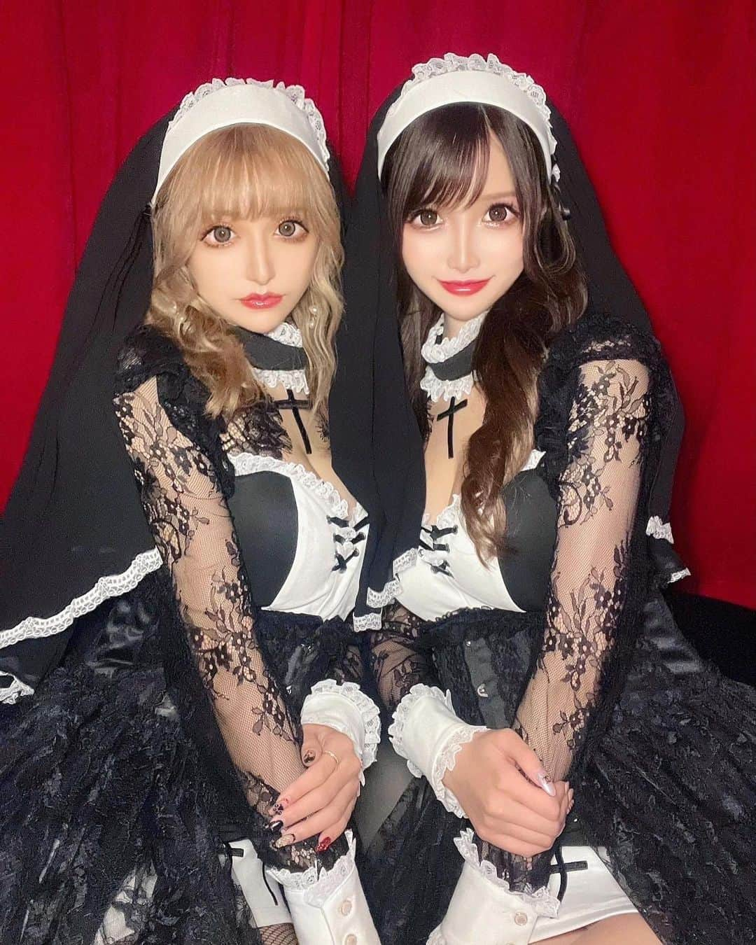 桜咲乃愛さんのインスタグラム写真 - (桜咲乃愛Instagram)「昔から大好きなさくりなちゃんと ハロウィンパーティーをして来てしまった😭💕👻🎃🕸✝️  そしてなんと私がデザインしたシスターコスプレをお揃いで着てくれた😭💓💓💓💓✨神よ、ありがとう😭💕♱  幸でしかない💕✨ 楽しくて時間あっという間だった🥰♥️！  いっぱい写真撮ったので分けて載せていきます🥰♥️♥️♥️♱  #シスターコスプレ#コスプレ#コスプレ女子 #ハロウィン#ハロウィンコスプレ #ハロウィンパーティー#お揃いコーデ #双子コーデ」10月15日 12時26分 - noasama1101