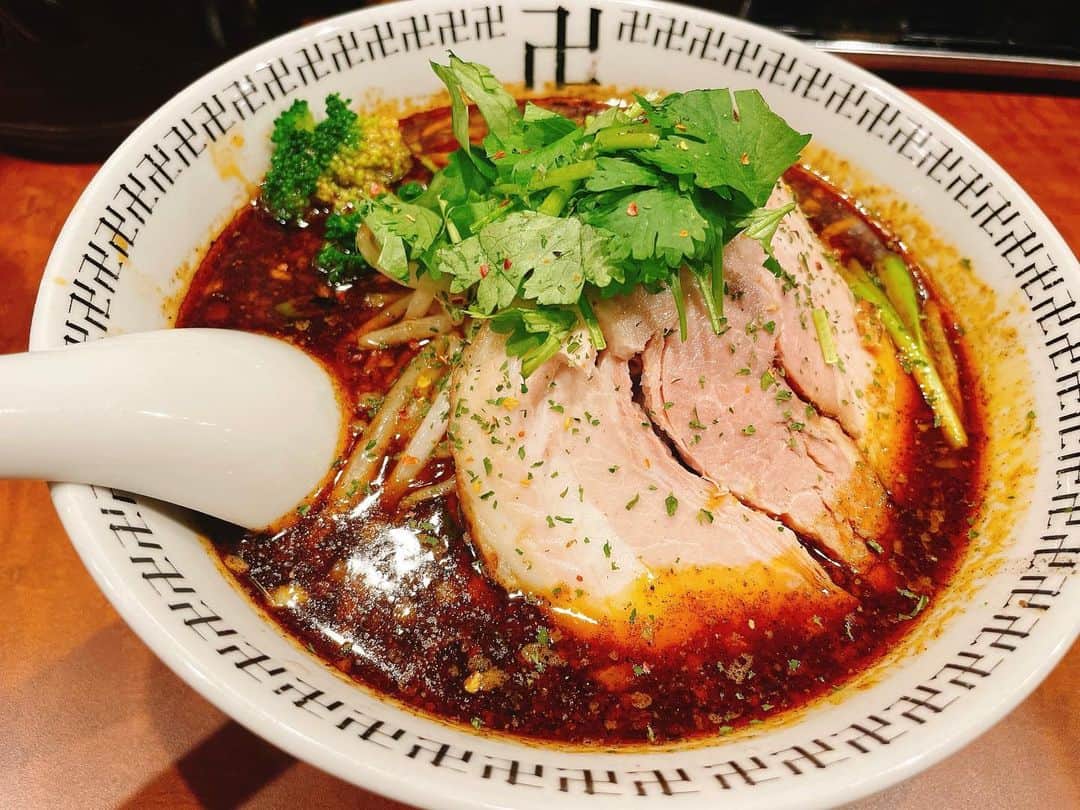 のインスタグラム：「秋葉原 スパイスラー麺 卍力さん~~~！  もっとスパイス感強いのかと思ってたらカレーっぽくてスパイス苦手な人でもいけると思います！！ 当然ネギorパクチーでパクチーを選択👌 美味しかったー！ 今度はパクチー増しでいきたい🍃  誕生日グッズこちらから！⬇️ ほんとに普段使いできてデザインかわゆい…！😆 https://giantstep.booth.pm/items/3336692 24日締切となります~🎉 こんなのあったんですね！とか、買えばよかった！って後から言われるのが1番かなぴいので、ぜひ今のうちにチェックしていただければ…！😭 道井推しには全員持っていてもらいたい！🙇‍♂️ よろしくお願いいたしますー！」