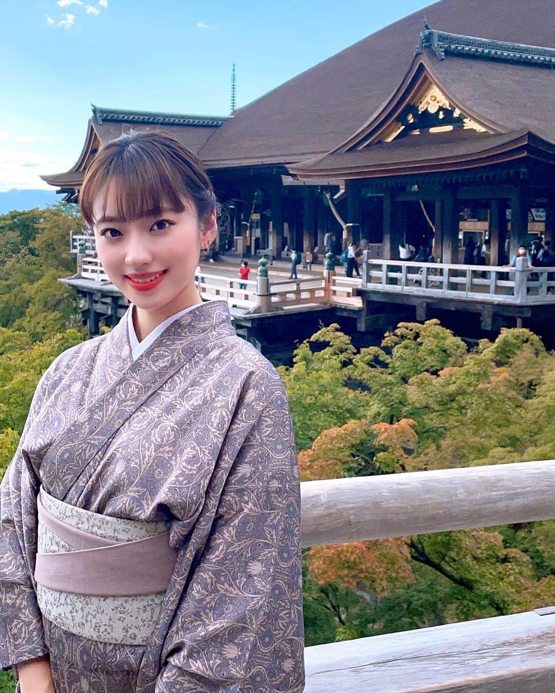 椿ここのインスタグラム：「実は清水寺初めてでした！！ お天気も良くて散策しやすくて楽しかったな〜💕💕  お蕎麦も美味しかった🤍　 エビアレルギーだからエビはお友達にあげました笑」