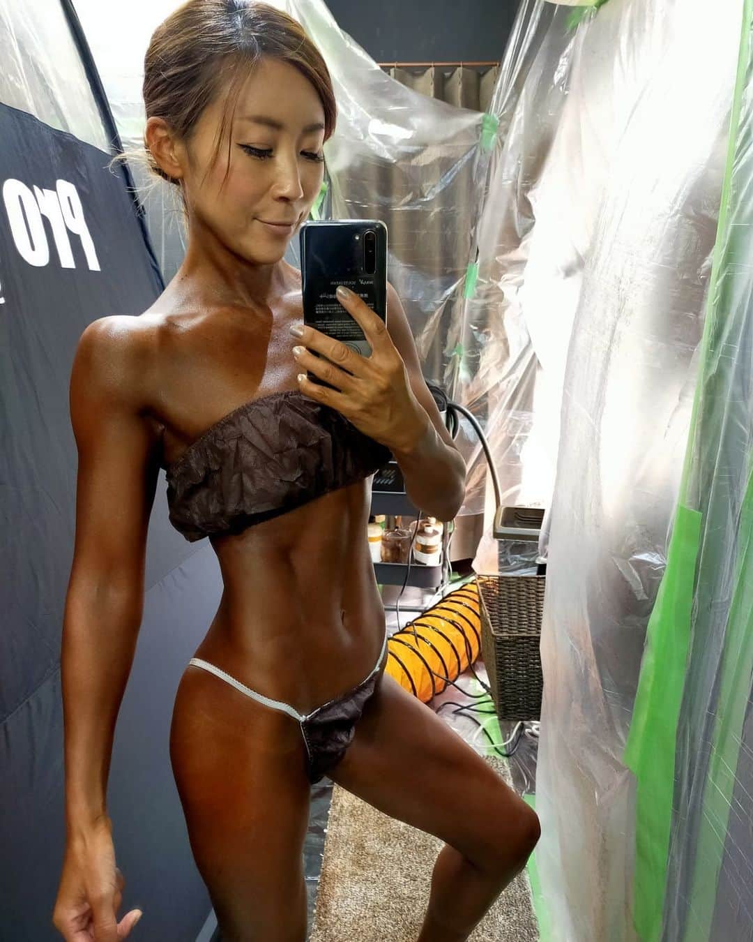 mizuのインスタグラム：「大会前日🔥  ボディカラーリングしてもらったギリギリガールズでこんにちは😎✨  水抜き3日目（1日500ccをチビチビ飲んでます🥲） 161cm 45.8kg  アローズさんでボディカラーリングやってもらって仕上がり具合が最高😆 @arrows0301  今日はこれからホテルでポー練してゆっくりします☺️ 外出ると誘惑なお店がいっぱい😅  明日の大会後の🍔が楽しみで 仕方ないよ🥺💕  D-1🔥🔥🔥  明日最高のステージに✨ 応援よろしくお願いします❣️  #fwj #筋トレ女子 #bodymake#training#fitness#gym#workout#fitnessgirl#gym#フィットネス#フィットネス女子#筋トレ#筋肉#筋肉女子#筋トレ女子#fwj#ベストボディ#美ボディ#美尻#腹筋#腹筋女子#ウエイトトレーニング#ヒップアップ#ボディメイク#ジム#筋肉#トレーニング#ビキニ」
