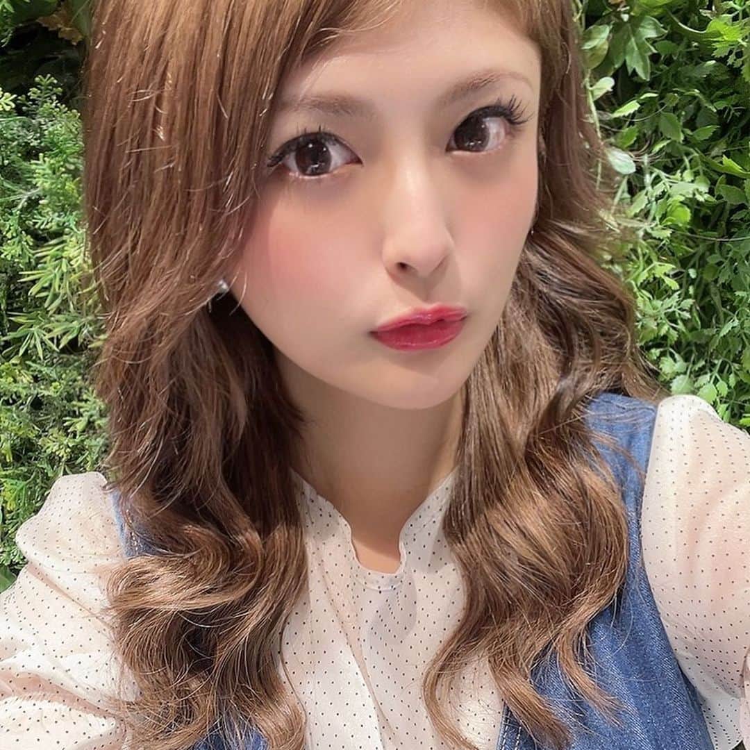 新藤加菜さんのインスタグラム写真 - (新藤加菜Instagram)「. やっぱりロングヘアーがいい💕 当分ロングにするのでエクステいいところあれば教えてください❣️ 特に編み込みでエクやってくれるところの情報待ってます💜  #エクステ #hairextensions #ロングヘア #シールエクステ #japanesegirl #selfie」10月15日 13時15分 - kanachailatte