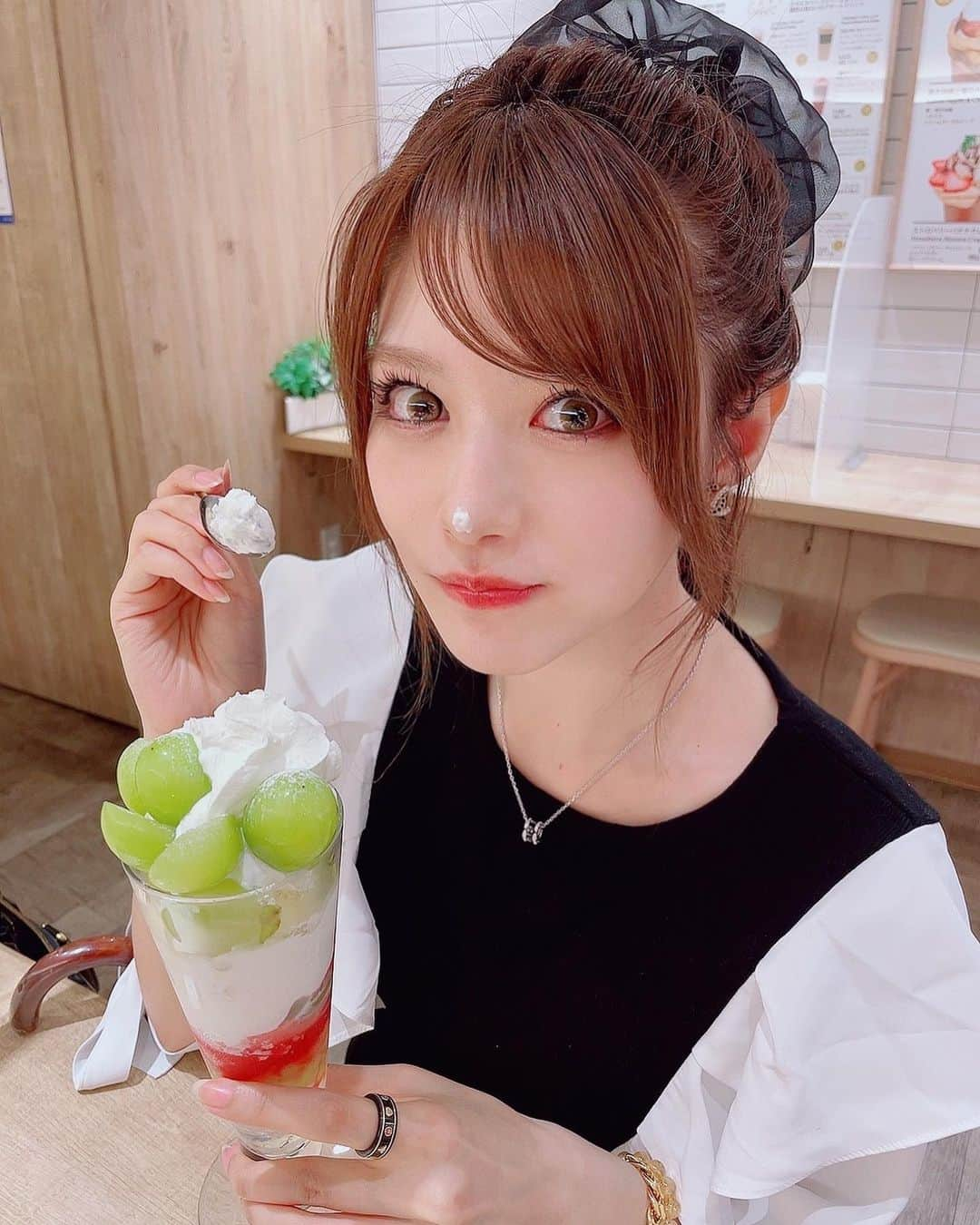 相沢みなみさんのインスタグラム写真 - (相沢みなみInstagram)「ヤラレタ👃🏻🍦 . I got the cream 🤷🏻‍♀️ lol . 坑爹 哈哈哈  . #相沢みなみ  #〆パフェ #フルーツ #フルーツパフェ  #fruit #fruitpafait #pafait #desert」10月15日 14時09分 - epoint2016