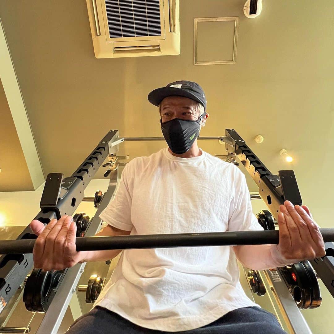 庄司智春のインスタグラム：「今日はジム仲間とトレーニング お互い追い込み合いました。 ベンチプレスの補助って大事だなぁ〜。  本当は1人です。 ジム仲間なんていません。 1人でトレーニングしました。 いつも1人でトレーニングしてます。 この写真も独りで撮ってます。」