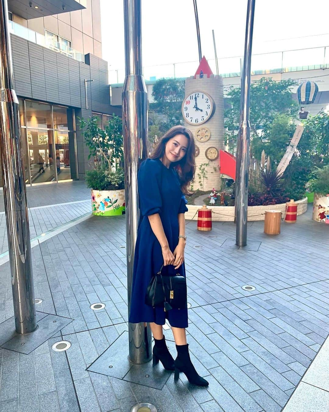 曽田茉莉江さんのインスタグラム写真 - (曽田茉莉江Instagram)「大好きなブルーのお洋服💙 昔からお友達にブルーのイメージっと言われます😅（笑）好きなのバレてるっーー🦦💦 このワンピのブルーがとても綺麗で、生地もしっかりしててスカートの揺れ方さえもお上品🤤💙💙なが〜く大切に着こなしたいなぁ😌  👗　@m_maglie_le_cassetto_official   #fashion #onepiece #m_maglie_le_cassetto #zara #秋コーデ #秋服 #ワンピース#大人コーデ #デートコーデ」10月15日 20時01分 - marie_soda_