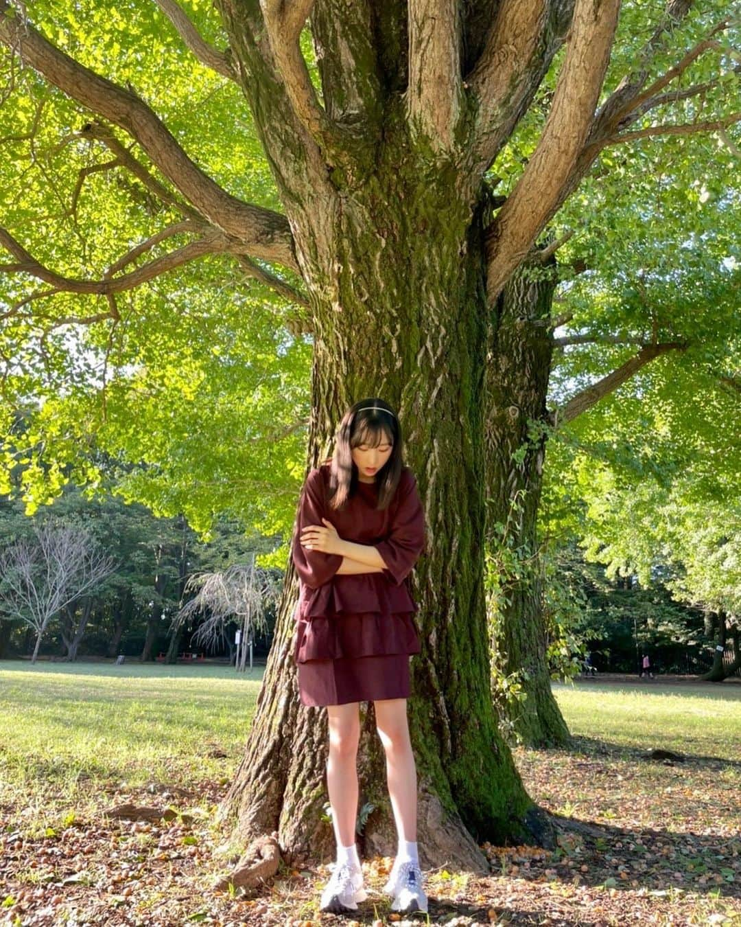 小栗有以さんのインスタグラム写真 - (小栗有以Instagram)「イチョウの木〜🌳🍂  香りがすごかった〜🙃👃🏻  #銀杏#イチョウの木 #生写真#私服#カチューシャ #ニューバランス #ニューバランス327 #スニーカー」10月15日 20時02分 - yuioguri_1226