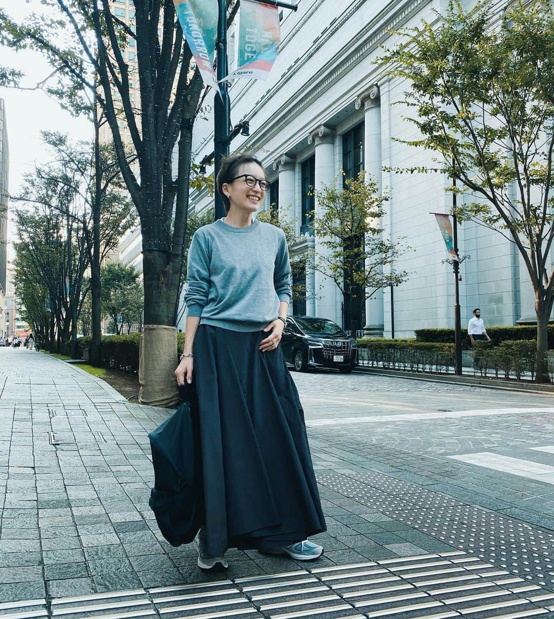 高山都さんのインスタグラム写真 - (高山都Instagram)「このスカートが履きたかった日の #都ふく しゃりしゃりのナイロン素材で、フレアなのにとにかく軽い。 シワも気にならないから今日みたいなロケの日はもちろん、出張にもよさそう。 ダークブラウンだから黒はもちろん合うけど、今日はグレーで。 skirt @aton_tokyo  knit @maisonmargiela  eyewear @ayame_id  sneaker @newbalance #990v5  backpack @commedesgarcons head accessory @alexandredeparis_japan 普通に着たら、めっちゃ普通だから、ニューバランスではずしたり、白T見せたり、黒縁のメガネだったり、実は隠し味を色々仕込んでる"あざとさ"。」10月15日 14時55分 - miyare38