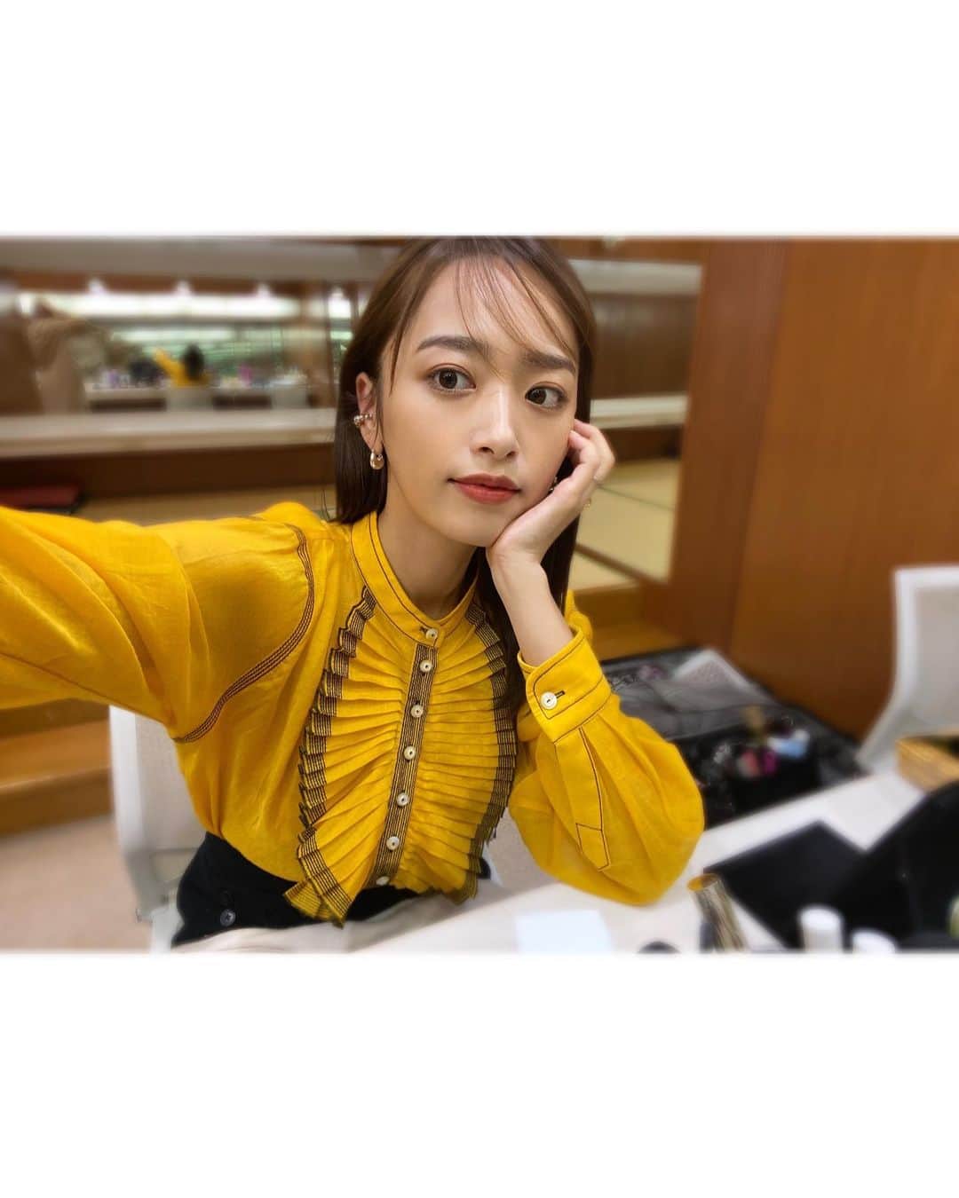 近藤千尋のインスタグラム：「ラヴィット衣装とメイクはこんな感じでした☺️ 久々に黄色着た気がする。。✨🧏🏻‍♀️ メイクはシャドウとマスカラだけで アイラインは無しにしてみました🙆‍♀️  久々にラヴィットハウスが復活🏠 素過ぎる私たちを見せてしまいました。笑 失礼いたしました💕笑  (2枚目の人差し指何)  スパイクさんのお二人も ありがとうございました❣️ ザ・ノンフィクション風の歌 嬉しかったなぁ😊✨✨  ウェア @toryburch  アクセサリー @asamifujikawa  シューズ @sergiorossi」