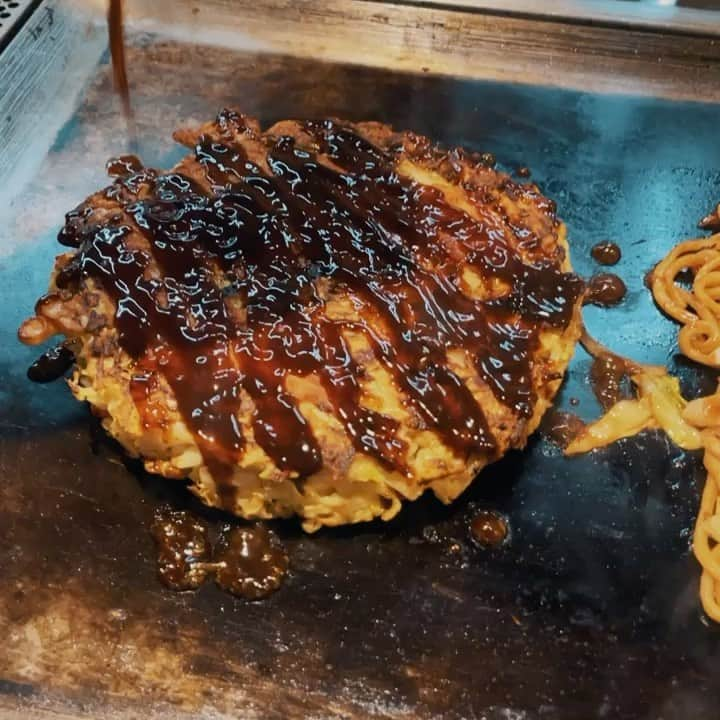 蔵下穂波のインスタグラム：「. お好み焼きと焼きそば❣️  #大阪グルメ #美味しい#大阪 #3150#おしゃれ#ランチ #instagood #instafood #笑うグルメ #delicious #tokyo #good#sushi #인스타푸드 #맛있다 #점심#아침#오사카 #맛집 #도교 #좋아요 #맛스타그램 #혼밥  追伸、오코노미야키 너무 맛있었어 😆 오사카 에서 많이 먹어서 이제 다이어트 해야겠다 🤣💦」