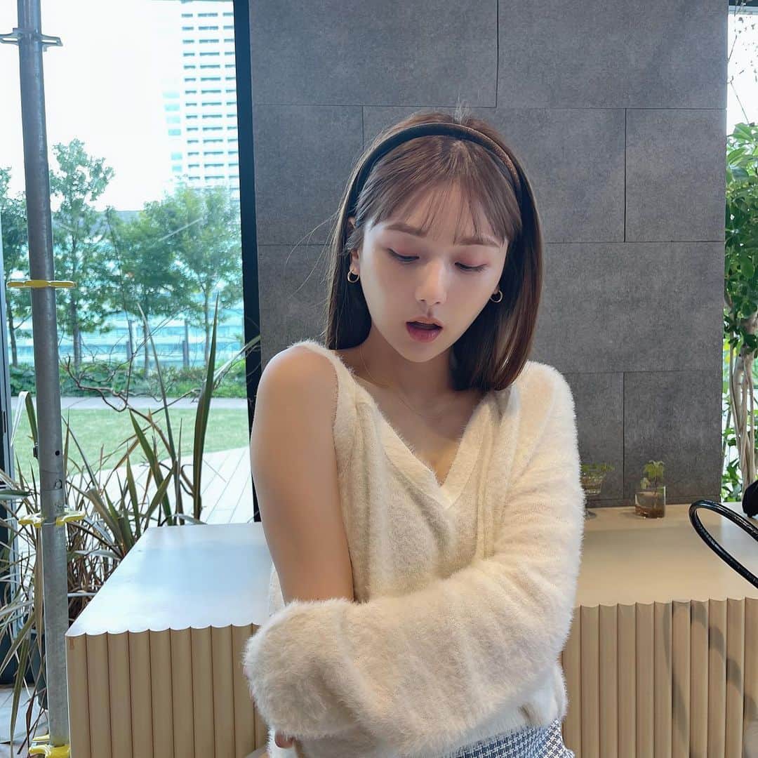 ひよんのインスタグラム：「🐇💛  明日発売の通称あざとウサギニット🐰🧶 白、水色、黒があるのだけど、 みんな何色がすき？☺️❤️  #ひよん #9unq」