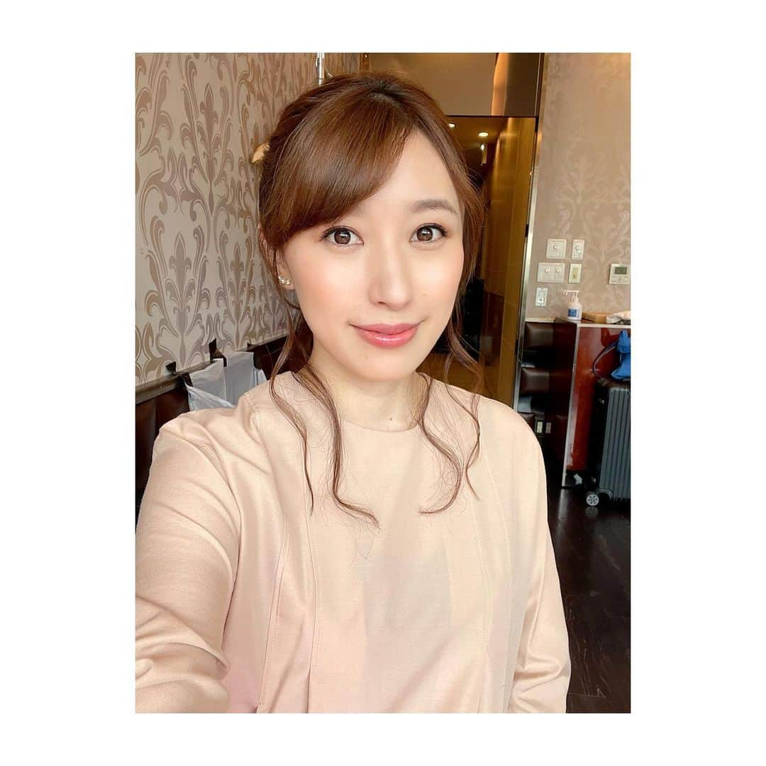 楠紗友里のインスタグラム：「* 明日深夜1時からは、ハピスタOAです❣️  この日の衣装の色合いも、ヘアアレンジもめちゃくちゃタイプでした😍😍✨ スタイリストさん、ヘアメイクさん、 いつもありがとうございます😊  好きすぎて、新しいプロフィール写真にしました💓  #テレ玉 #チバテレ #ガールズハッピースタイル #ハピスタ #アナウンサー  #フリーアナウンサー #ホリプロ #HAP #楠紗友里」