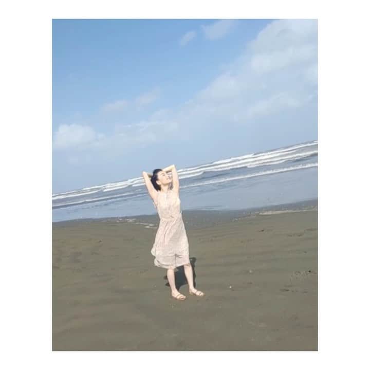 のインスタグラム：「週刊ポストの撮影裏側🌬 真上に飛んだつもりだったけど風で身体流された。 ※音量注意」