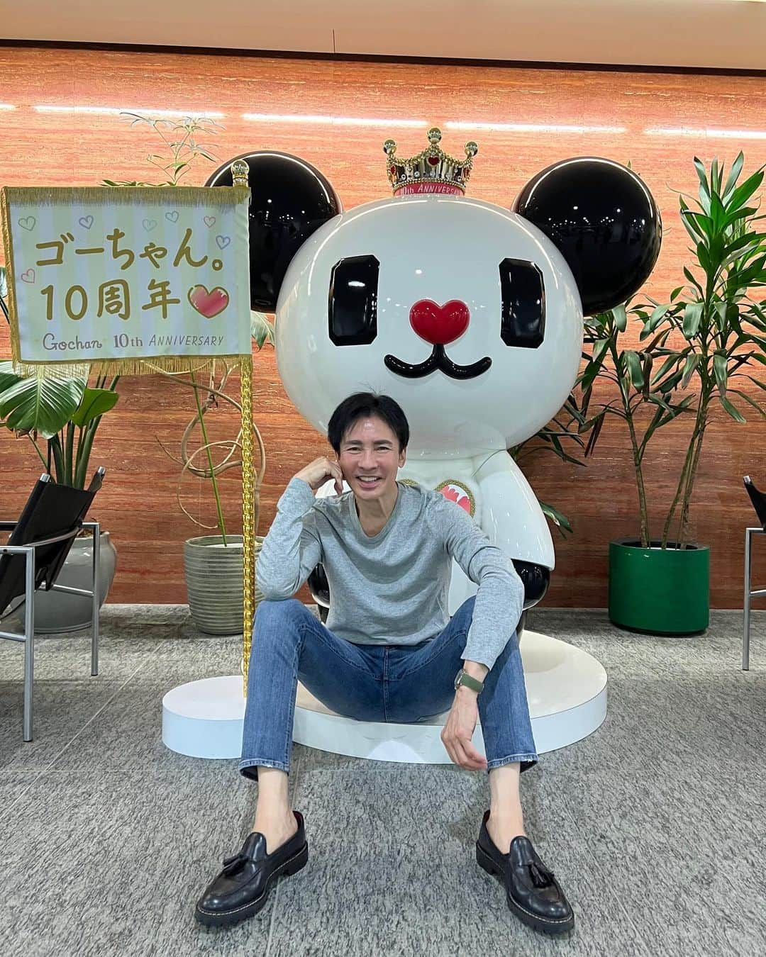 郷ひろみさんのインスタグラム写真 - (郷ひろみInstagram)「テレビ局に着いたよ。  ゴーちゃんは10周年❗️ ボクは50周年❗️ リハーサルも無事に終わったよ。  #郷ひろみ #hiromigo」10月15日 15時39分 - hiromigo_official