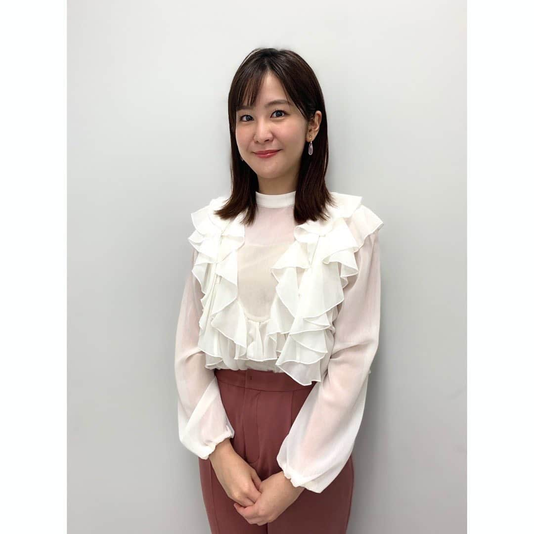 林美桜さんのインスタグラム写真 - (林美桜Instagram)「. 今日18時30分からの インスタライブ @tvasahi_announcers  楽しみです🍀  衣装👗#ワイドスクランブル 1.2 ブラウス・パンツ @celford_official アクセサリー @marina_hma  3.4 シャツ・スカート @rosebud_official_ アクセサリー @stellarhollywood  5 トップス・スカート @strawberry_fields_official アクセサリー @marina_hma」10月15日 15時51分 - miou0hayashi