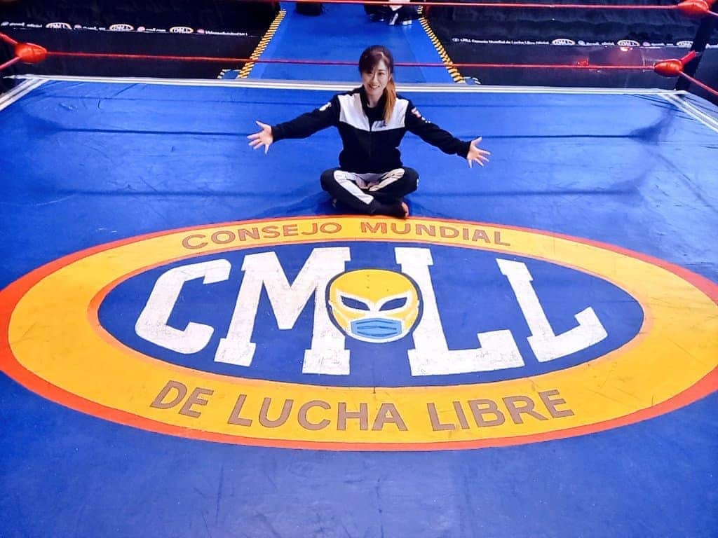 藤本つかさのインスタグラム：「日本に帰国します🇯🇵  CMLLというメジャー団体に参戦し、世界にライバルができました。  ありがとうメキシコ🇲🇽！  またね👋  Voy a volver a Japón🇯🇵   Me he unido a una organización importante llamada CMLL y tengo un rival en el mundo.   ¡Gracias MEXICO!🇲🇽   ¡Hasta pronto 👋!  #cmll  #iceribbon  #プロレス #okumura さん #お見送り #Mucho #gracias #Respect #奥村さんの安心感」