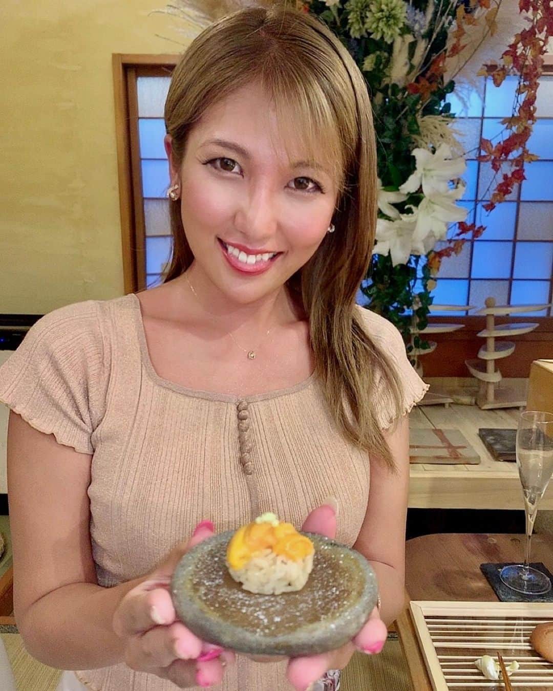 のインスタグラム：「#江戸前寿司 全部美味しすぎました🥰❤️‍🔥❤️‍🔥 つまみ、握り全部美味しすぎて、幸せです😋🍣💘  うに、いくら、白子、アワビ、カニ、あん肝、大トロ好きなものだらけでした🥰🤤💖✨💘 魚の捌き方はさすが😍❤️‍🔥凄かったです🤩🐠💘💘💘  #鮨たかの 🍣💘 #新橋寿司 #新橋鮨 #新橋すし #握り寿司  #江戸前鮨  #寿司#お寿司 #鮨 #sushi 🍣💖」