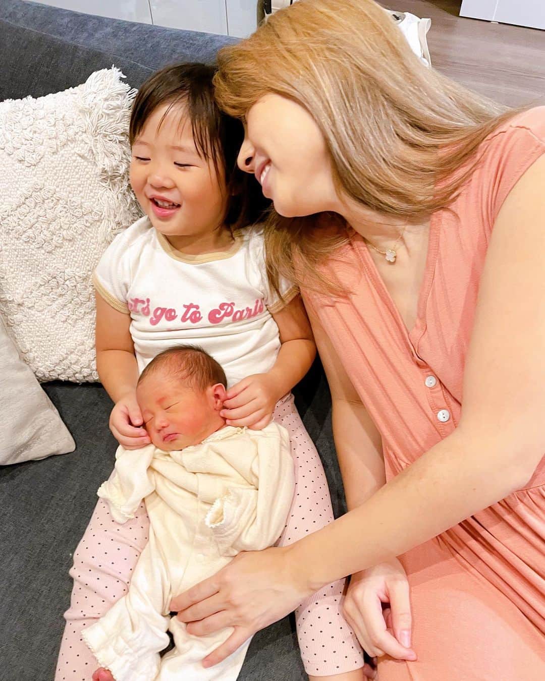 吉田ちかのインスタグラム：「So happy to be home with my two babies💕(despite the craziness lol) and Pudding can’t seem to get enough of her little brother❤️   She’s only 3 so we gotta be careful😅 but I love that she wants to take care of him! Trying to involve her in the process as much as possible 😊  Look at how she’s looking at him in the last photo🥺  2人のベビーとお家で過ごせて幸せ💕大変でもありますが🤣 そして、プリンは弟を大好き過ぎて、沢山可愛がってくれています🥺❤️   まだ3歳なので気をつけないとですが😅 弟のお世話してあげたいという気持ちは嬉しいので💕一緒にできることはさせてあげたいと思います❤️  最後の写真、プリンのベビーを見る目が優し過ぎて感動🥺」