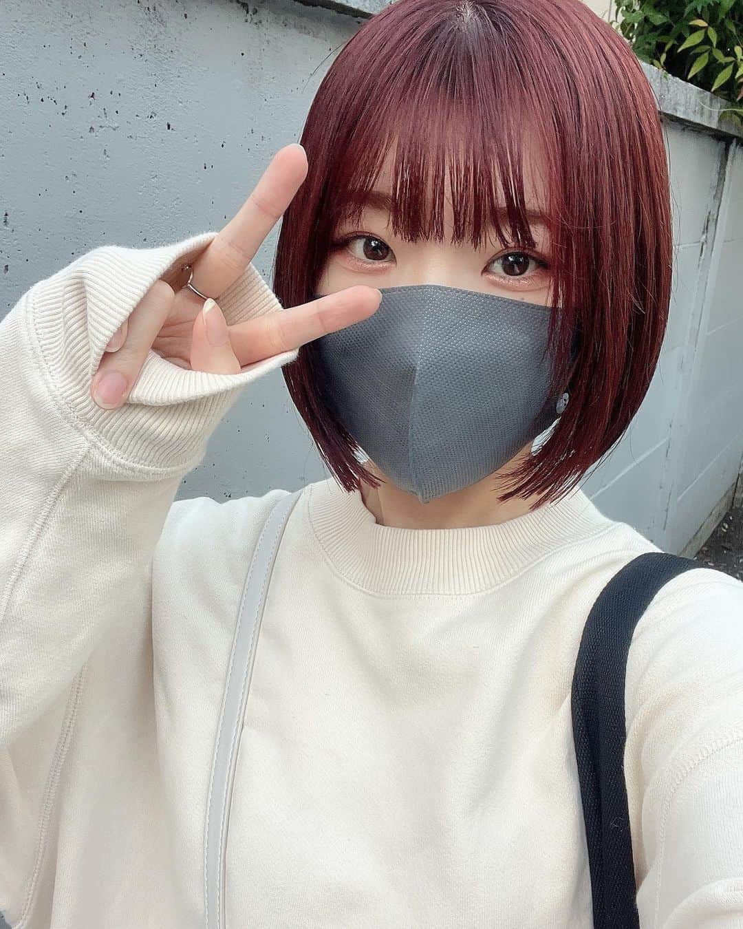岩佐美咲のインスタグラム：「ブイｖ（＾＿＾ｖ）♪  　　　　　　　　　　　　　　　　　　　　　　　 #selfie #自撮り #ボブ #ミニボブ #ショートヘア #美容室 #原宿美容室 #東京美容室 #原宿 #髪色 #秋 #秋カラー #スピカ #spica」