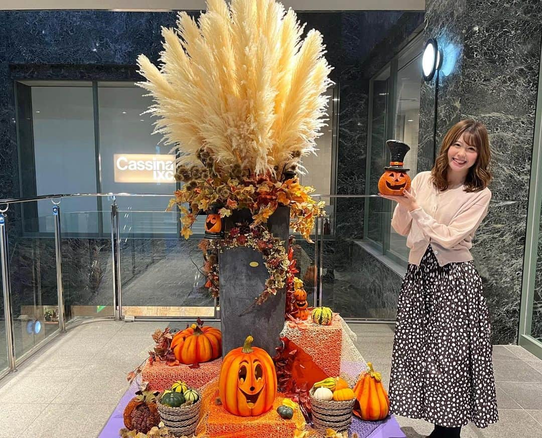 KANAさんのインスタグラム写真 - (KANAInstagram)「🎃🍁🍭🧡  毎年ハロウィンの時期になると可愛い デコレーションが飾られるFTビル🚗💛  今年もやっぱり可愛かった🥰  福岡もやっと秋らしい気温になってきましたね♪ 季節の変わり目です。皆さん朝晩とお昼の気温差で 風邪をひかないようお気をつけください😷🍁  あっという間に2021年もあと少し🍃  今年も多くの方々から色々なサポートをしていただいて、 チアリーダーというお仕事を最後まで 全うすることができそうです😌  直接お会いしてお話する機会が減ってしまいましたが、 いつもSNSを通して応援してくださる皆さんからの コメントやいいね、メッセージが励みになっています🍀 本当にありがとうございます♡  昨日アビスパ福岡からリリースがありましたが、 2022シーズンのアビスパチアリーダーズ メンバーオーディション開催が決定しました🐝  来シーズンもサポーターの皆さまと一緒に アビスパ福岡を応援できる事が嬉しいです☺️ 新しくアビチアメンバーとして熱くチームを応援 してくれる人に出会える事もすごく楽しみです！！ アビスパチアリーダーズへのご応募お待ちしております🐝 #アビスパ福岡 #アビスパチアリーダーズ #J1 #オーディション   << @rfccheer >> < @fukuoka_toyota > < @kkr_hotel_hakata > < @fukuya.mentaiko > < @avispaf > . #福岡トヨタ #イメージガール #car #車 #TOYOTA  #KKRホテル博多 #ブライダルモデル #bridalmodel  #RFCチア #チア　#cheer #cheerleader #japan #yell #sports #love #happy #instagood #followｍe  #smile #thankyou  #福岡 #fukuoka #アスリートフードマイスター #ハロウィン #halloween   🐰」10月15日 17時01分 - kana.cheeer