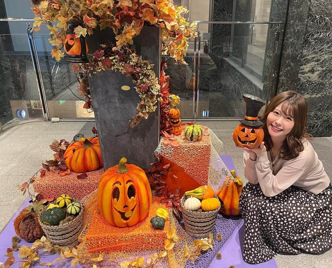 KANAのインスタグラム：「🎃🍁🍭🧡  毎年ハロウィンの時期になると可愛い デコレーションが飾られるFTビル🚗💛  今年もやっぱり可愛かった🥰  福岡もやっと秋らしい気温になってきましたね♪ 季節の変わり目です。皆さん朝晩とお昼の気温差で 風邪をひかないようお気をつけください😷🍁  あっという間に2021年もあと少し🍃  今年も多くの方々から色々なサポートをしていただいて、 チアリーダーというお仕事を最後まで 全うすることができそうです😌  直接お会いしてお話する機会が減ってしまいましたが、 いつもSNSを通して応援してくださる皆さんからの コメントやいいね、メッセージが励みになっています🍀 本当にありがとうございます♡  昨日アビスパ福岡からリリースがありましたが、 2022シーズンのアビスパチアリーダーズ メンバーオーディション開催が決定しました🐝  来シーズンもサポーターの皆さまと一緒に アビスパ福岡を応援できる事が嬉しいです☺️ 新しくアビチアメンバーとして熱くチームを応援 してくれる人に出会える事もすごく楽しみです！！ アビスパチアリーダーズへのご応募お待ちしております🐝 #アビスパ福岡 #アビスパチアリーダーズ #J1 #オーディション   << @rfccheer >> < @fukuoka_toyota > < @kkr_hotel_hakata > < @fukuya.mentaiko > < @avispaf > . #福岡トヨタ #イメージガール #car #車 #TOYOTA  #KKRホテル博多 #ブライダルモデル #bridalmodel  #RFCチア #チア　#cheer #cheerleader #japan #yell #sports #love #happy #instagood #followｍe  #smile #thankyou  #福岡 #fukuoka #アスリートフードマイスター #ハロウィン #halloween   🐰」