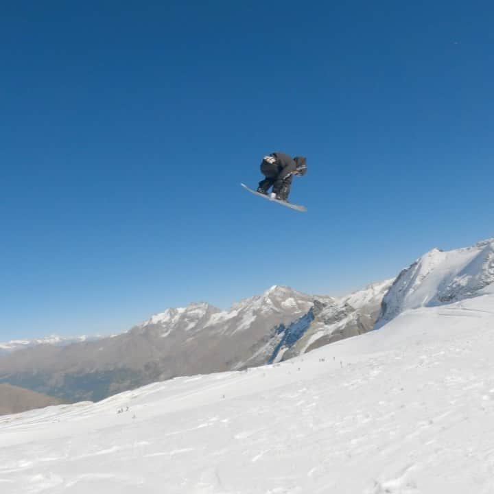 国武大晃のインスタグラム：「This clip from yesterday. I got a new one. swb 1620 ーーーーーーーーーーーーーーー #snow #snowboarding #snowboard #switzerland #saasfee #stompinggrounds」