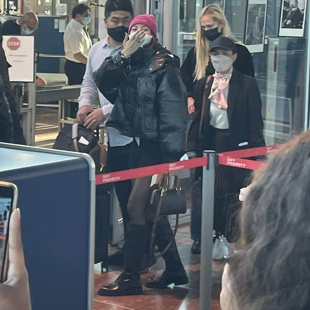 リサさんのインスタグラム写真 - (リサInstagram)「Lisa was seen in nice airport heading to Paris. Have a safe flight baby! 💕  ©supraboyj & mcftag . . . #LISA #LALISA #리사 #블랙핑크 #BLACKPINK #LALISAMANOBAN #LALISAMANOBAL #blackpinklisa #lisablackpink」10月15日 17時04分 - lisa.blackpink