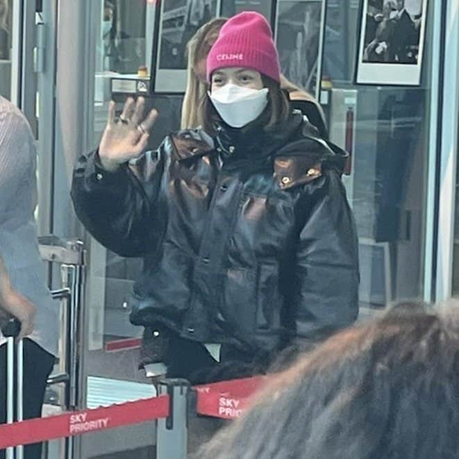 リサさんのインスタグラム写真 - (リサInstagram)「Lisa was seen in nice airport heading to Paris. Have a safe flight baby! 💕  ©supraboyj & mcftag . . . #LISA #LALISA #리사 #블랙핑크 #BLACKPINK #LALISAMANOBAN #LALISAMANOBAL #blackpinklisa #lisablackpink」10月15日 17時04分 - lisa.blackpink