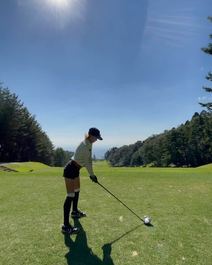 のインスタグラム：「. スイング動画と見せかけて サングラスが落ちた動画です🕶 . プロテスト終わってから、ノンプレッシャーなのかショットが良い...😥💦 . . 試合の時に練習通り出来ると良いんじゃけどなぁ🥺 . . #ゴルフ #ゴルフ女子 #ゴルフウェア #ゴルフスイング #ゴルフコーデ #ゴルフ女子コーデ #スイング動画 #ドライバーショット #ドライバースイング #golf #golfwear #golfwang #golfswing #golfr」