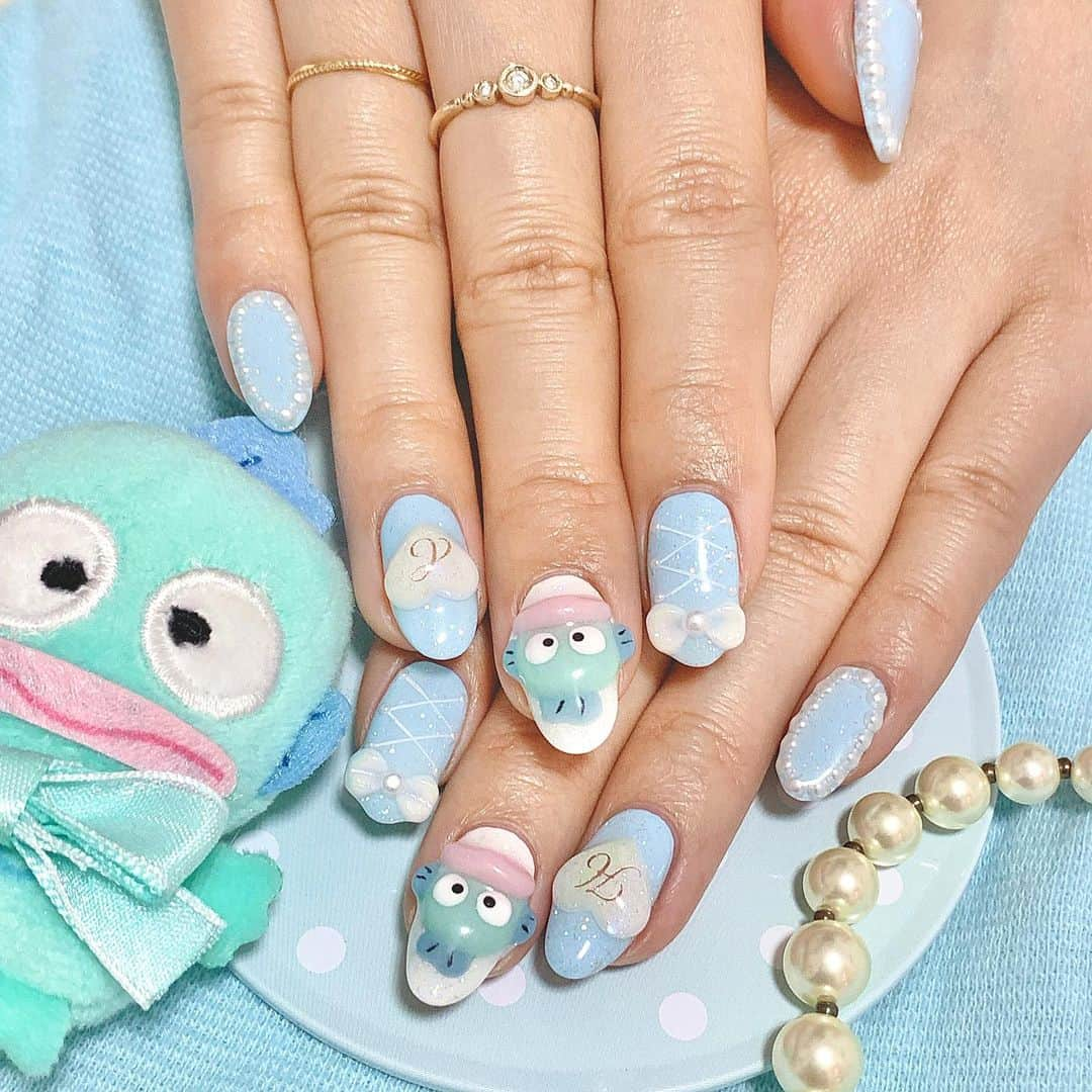 吉川ちえさんのインスタグラム写真 - (吉川ちえInstagram)「【NEW⭐️NAIL💅💙】 . 念願の！念願の！念願のっ！！ 推しネイルをやりました👏💕 推しのハンギョドン🐟❤️ . ずっとやりたくてついに叶った🤩‼️ ネイルは今回もアンククロス💘 ( @ankhcross_nail ) . ハンギョドンネイルやりたいです✨ って予約したらハンギョドンの顔の パーツを作っててそれがまた可愛い😭💖💖 . 今回担当のあやさん👧🏻 ( @ankhnail_aya ) ハンギョドンのパーツ作ってるうちに 好きになってきました✌️って言ってくれて嬉しかった🐰💕 . デザインはとりあえず｢甘めでメンヘラ感ある痛ネイルで👈w｣ って伝えたらこんな可愛いデザインにして貰ったの🥺❤️❤️ あやさんのセンスには脱帽です🌈🧡 . 手元を見ると推しのハンギョドンと 目が合うから元気になれる😍🙏‼️ . #ankhcross #ankhcrossnail  #nail #nails #nailart #naildesign  #アンククロスネイル #ネイル #💅 #ネイルデザイン #推しネイル #ハンギョドン #ハンギョドンネイル #痛ネイル #メンヘラネイル #パステルネイル #甘めネイル」10月15日 18時09分 - yoshikawachie_16