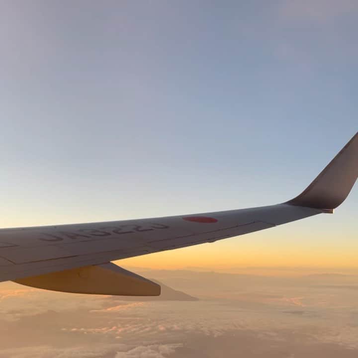 のインスタグラム：「富士はニッポン一の山ぁ〜🗻♪  機長さん👨‍✈️富士山が見えやすいように右側に機体を傾けてくれたのかなー💛おかげさまで、日の丸と🇯🇵と富士山🗻とれました😍  久しぶりに夕方のフライト✈️  #富士山  #日本一 #夕方のフライト #きれいだねぇー #富士山見える側に座ります #絶対窓側」