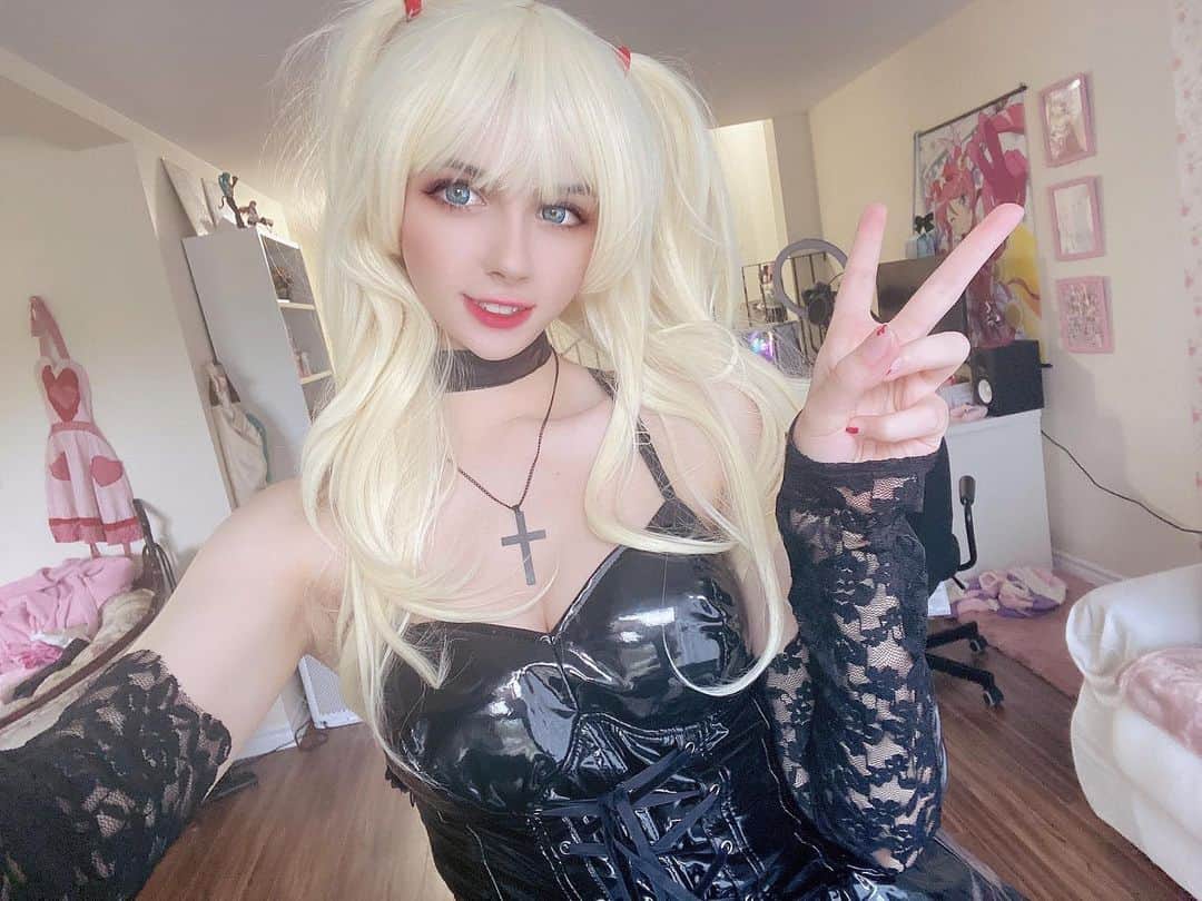 のインスタグラム：「💗 my discord will be opening for public 💗 we are going to celebrate the opening of the discord this weekend! 🥳🥰  There will still be special access rooms on the discord for current members!  Streaming today at 6ast more metrioid! Come watch on twitch.tv/hirariann」