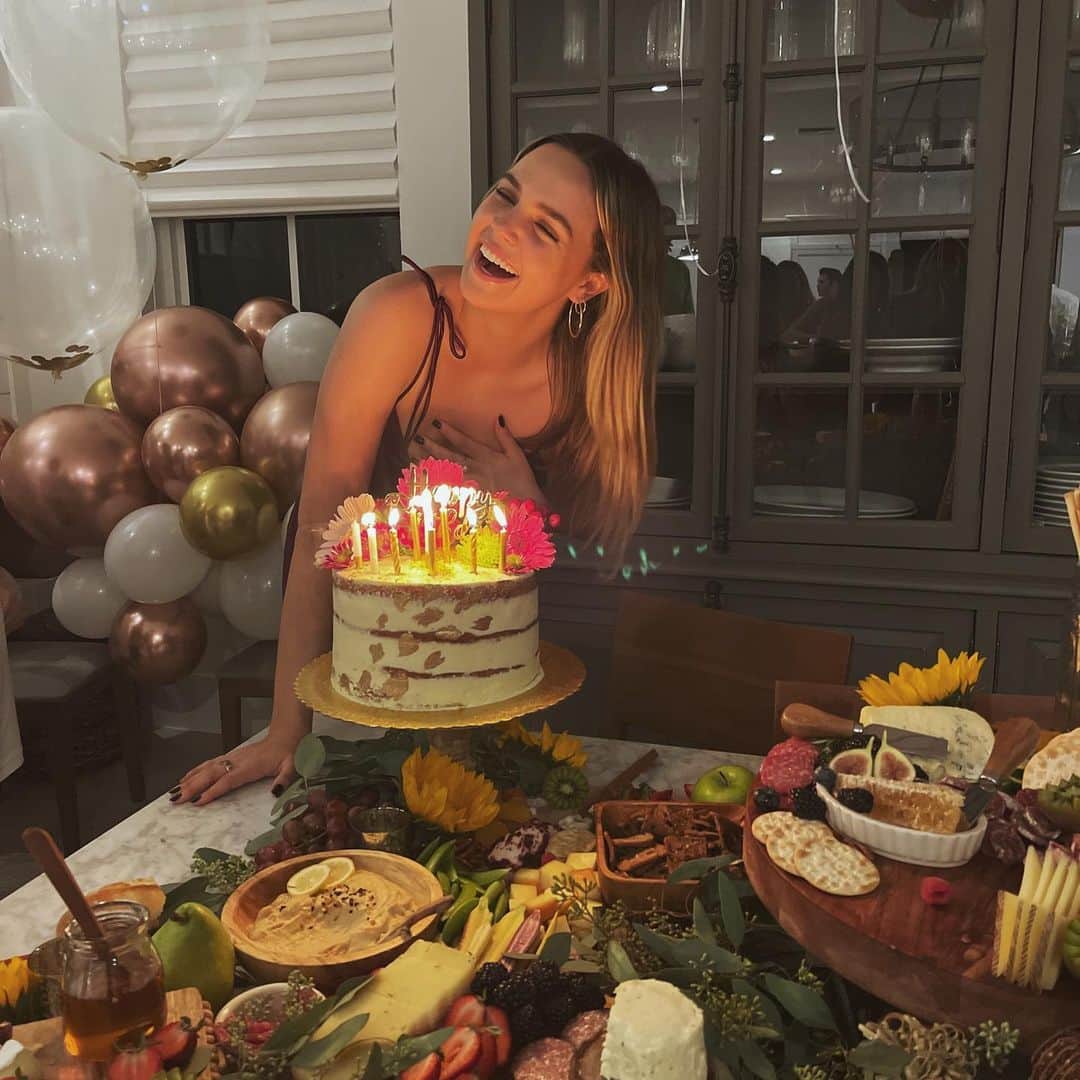 ベイリー・マディソンのインスタグラム：「I don’t know about you, but I’m feeling 22 🎈🥰💋 and I’m ALSO feeling the most gratitude, love and JOY to be able to live this life surrounded by the most love and support from the special people in my life and from all of YOU. Thank you for your endless support always. I feel wrapped up in love today and every day. ❤️❤️❤️ ps. Happy happy BIRTH day @momma_madison I love you!!」