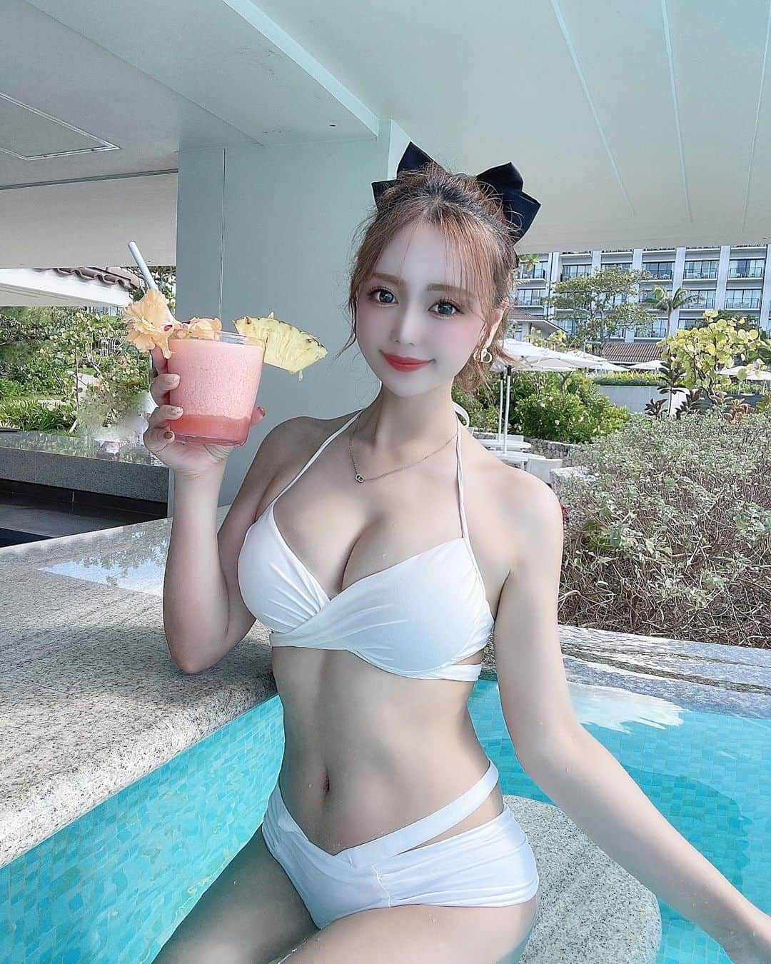 yuukachiさんのインスタグラム写真 - (yuukachiInstagram)「🌺🌴🍹🐠🍍🏖  朝からpoolのBARカウンターで ドリンク飲んでプール泳いで🏊🏻最高の 一時でした🕯𓈒 𓏸  他にも載せたい写真沢山⸝⸝⸝⸝⸝⸝♡  TIKTOKも沢山撮ったし YouTubeも撮影して盛りだくさん- ̗̀👏🏻👏🏻 撮影頑張りました（笑） 編集は暫しお待ちくださいm(_ _)m  #沖縄#沖縄旅行#沖縄ホテル  #ハレクラニ沖縄#ハレクラニ #BARカウンター#リゾートホテル #ビキニ#白ビキニ」10月15日 20時06分 - yuuka_stagram