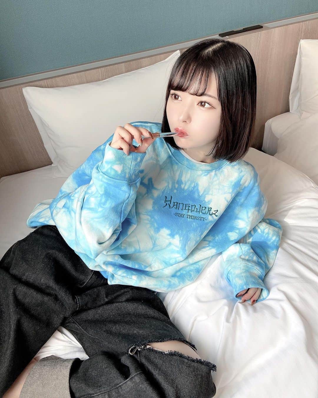 sarimaru(国木田さりまる)のインスタグラム：「めちゃくちゃ可愛い新作💙🦋 お気に入りだから沖縄暑いけど着ちゃウ☺︎🌴  tops: @hangoverz.jp  pants: @whoswhogallery__」