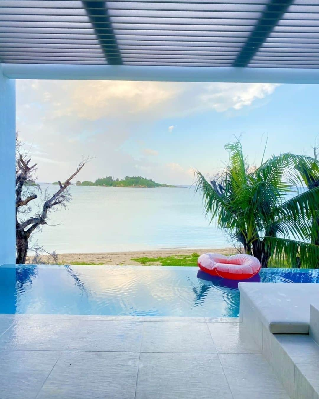 藤木そらさんのインスタグラム写真 - (藤木そらInstagram)「. .The recommended single-family villa in Okinawa is here 💕 The room from the living room The pool is too spectacular and you can have a moving morning every day 😋 ♥ ️ . . .大好きな推し2人とまたまた大好きな @villa_valiosa 行ってきた🥺‼️✨ . .本当にこのVilla最強すぎてたまらん😂😂✌️♥️目覚めの絶景が半端なくて毎日感動から始まるねんけど٩(๑•ㅂ•)۶☘️❤️🤟🎶 . . .また行くぅ♥️♥️沖縄いくなら絶対このヴィラ推しだゎ🤣❣️💕 . . .そしてそして。推し2人は可愛いいだけじゃなく性格も良すぎ🤫💗藤木のらぶメンだょ🙈🐒 . . .お部屋でBBQも楽しかったな😍✌️また3人で行きたいな( ᵒ̴̶̷᷄꒳ᵒ̴̶̷᷅ ) .@suzukalatina @nrlplm らぶ💞 . .(バスローブの中は水着ですw 安心ください😋) . . . . . . . . . . . . .#ホテル女子会  #ホテル巡り  #ホテル紹介  #ホテルプール  #沖縄ホテル  #沖縄好きな人と繋がりたい  #ヴィラ #旅スタグラム  #バスローブ女子  #女子旅プレス  #villain4life  #絶景ホテル  #プール付きホテル  #お部屋紹介  #roomporn  #sexyhot」10月15日 20時16分 - sorafujiki