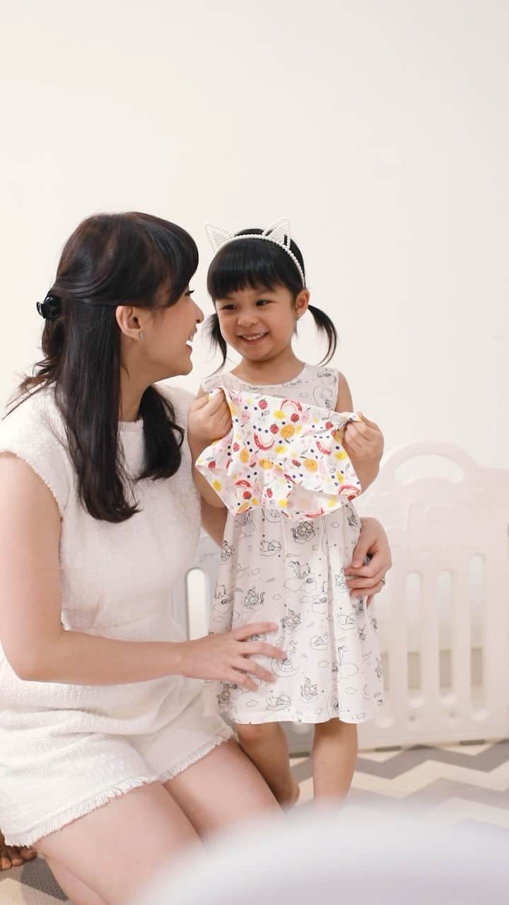 チェルシー・オリビアのインスタグラム：「Super excited! Children UnderWear terbaru dari Velvet Junior udah dateng nih. Aku pesen beberapa motif dan warna buat Nastusha soalnya UnderWear mereka ini gemesin semua dan pastinya aman dan sehat untuk anak2 yahh  Makanya kalau bicara soal kualitas, @velvetjunior memang sudah gak diragukan lagi ❤ Apalagi UnderWear mereka ada banyak warna dan motif yang lucu2 loh  Oh ya, Children UnderWear tersedia berbagai pilihan model dan ukuran juga yahh Follow akun Instagram @velvetjunior untuk informasi lebih lanjut yuk, moms!  #LoveVelvetJunior #TrustVelvetJunior #VelvetJuniorUnderWear」