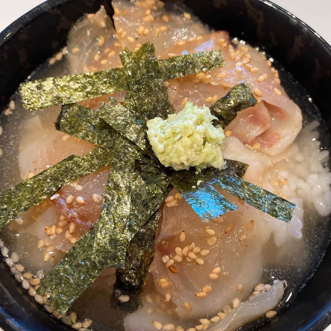 佐伯紅緒さんのインスタグラム写真 - (佐伯紅緒Instagram)「釣った石鯛を一緒に行った友達が昆布締めにしてくれたので、それを使ってお昼ご飯に鯛茶漬けを作りました。 夢のような美味しさでした。 ああ人生って素晴らしい。  #釣りガール #鯛茶漬け」10月15日 20時28分 - beniosaeki