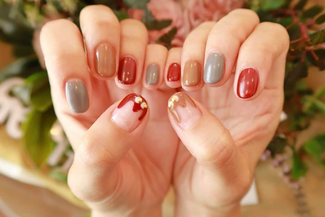 Mai Wakimizuのインスタグラム：「NEW NAILはハロウィンを意識して親指だけオバケちゃん♡終わってからでも違和感ない程度に♡ボルドーグレーキャメルの3色を使って秋カラーにしました♡popup仕様＼(^o^)／ #nail#ネイル#ハロウィンネイル」