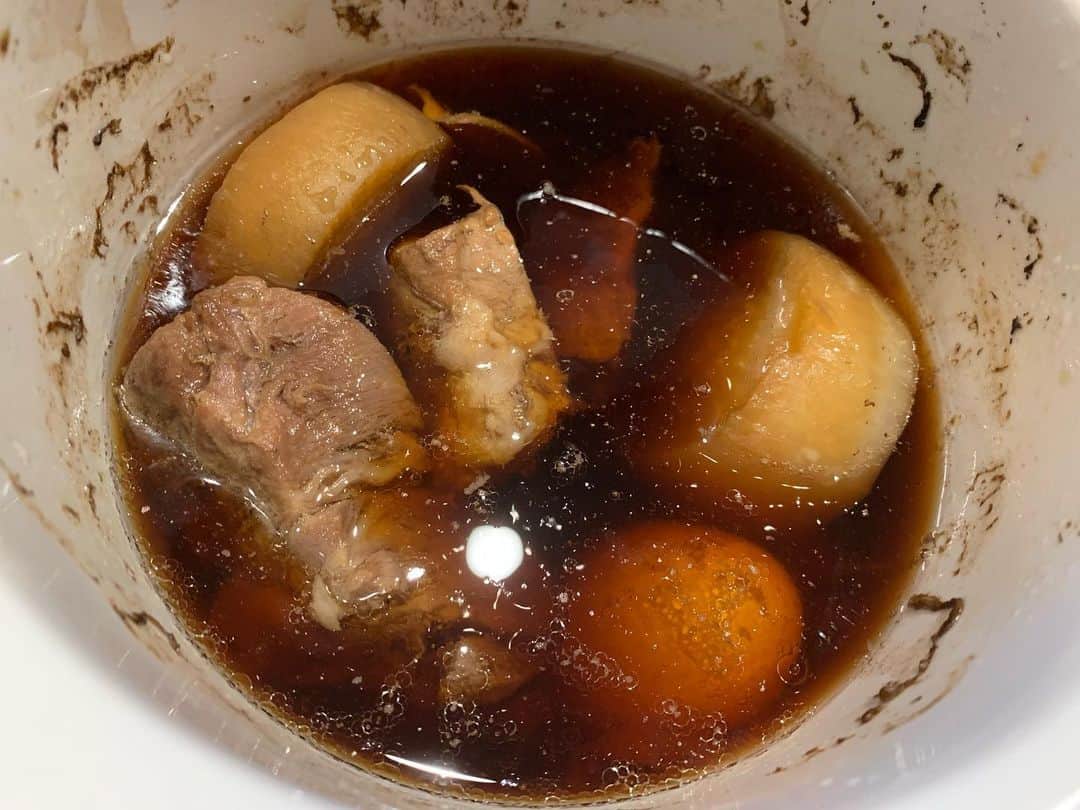 忍成修吾のインスタグラム：「豚の角煮丼作り。 まだ改善の余地ありだな~。 大根も卵もしゅんでて美味しく出来ました‼️」