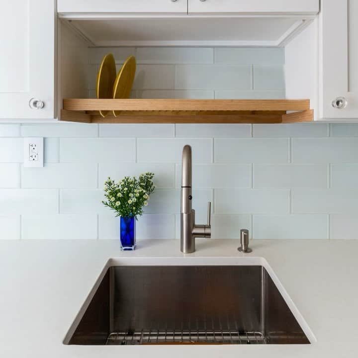 Sweeten Homeのインスタグラム：「Some designs just make sense. Like this built-in dish rack over the sink. 🤩  What are some unique #homedesigns that would help you thrive in your space? Let’s chat in the comments! 👇  Renovated with Sweeten ✨  . . .  #sweetenhome  #smarthome #homedesign  #renovation #renovationproject  #kitchenremodel #coolhomes  #kitchenstorageideas  #kitchenorganization #homeorganization  #storagesolutions」